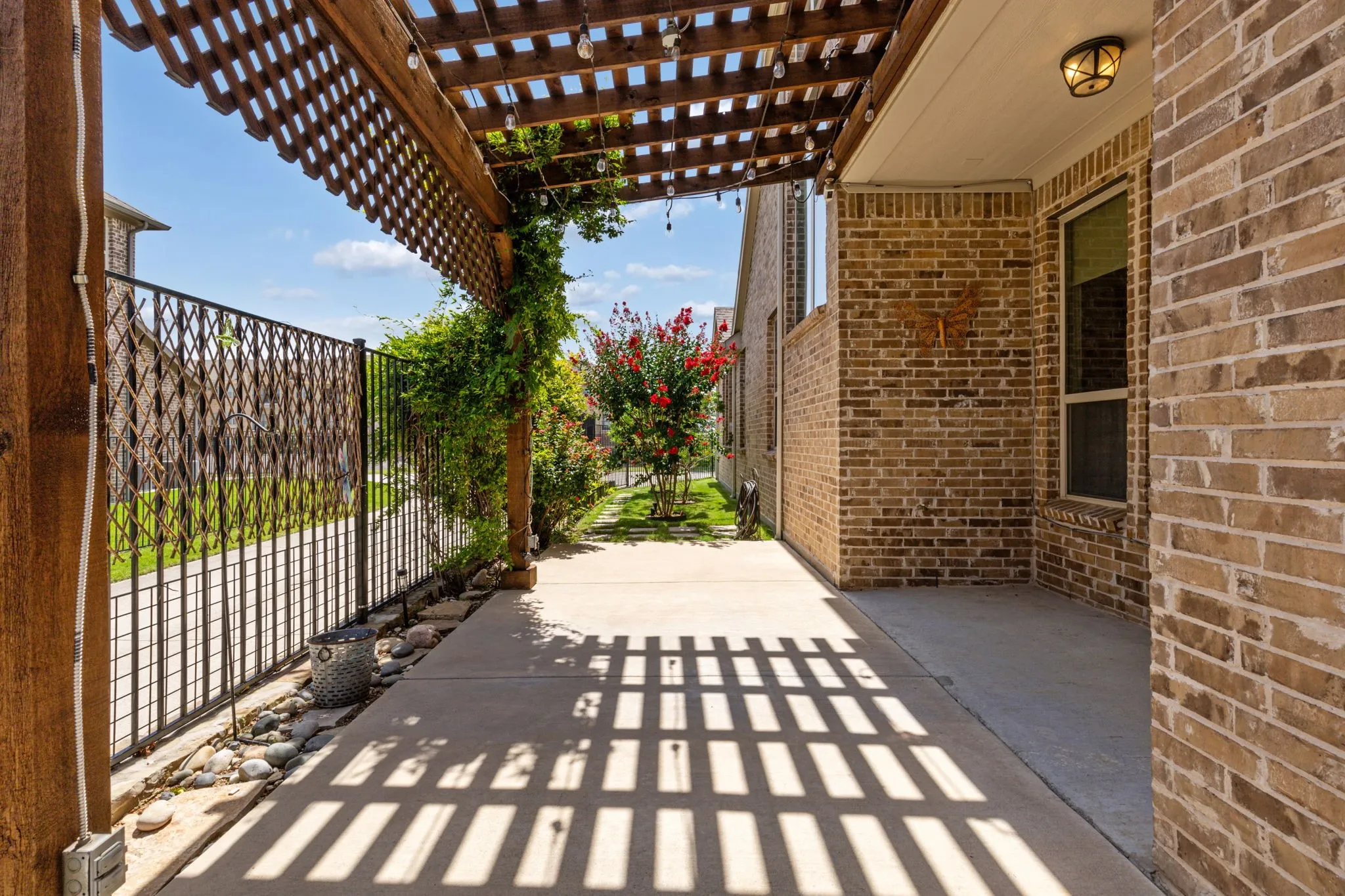 Single Family Residence For Sale in Collin County , 6920 Royal View Drive, Mc Kinney, Texas 75070, 4 Bedroom, 4 Bathroom, 2 Garage spaces, 2,457 Sqft, built in 2016, mls#21406845, Real Estate Agent in Mc Kinney, Homes For Sale in Collin county, Homes For Sale in Mc Kinney, Realtor in Mc Kinney Texas, Real Estate Brokerage Independent Realty Texas, Luminita Cordes Realtor