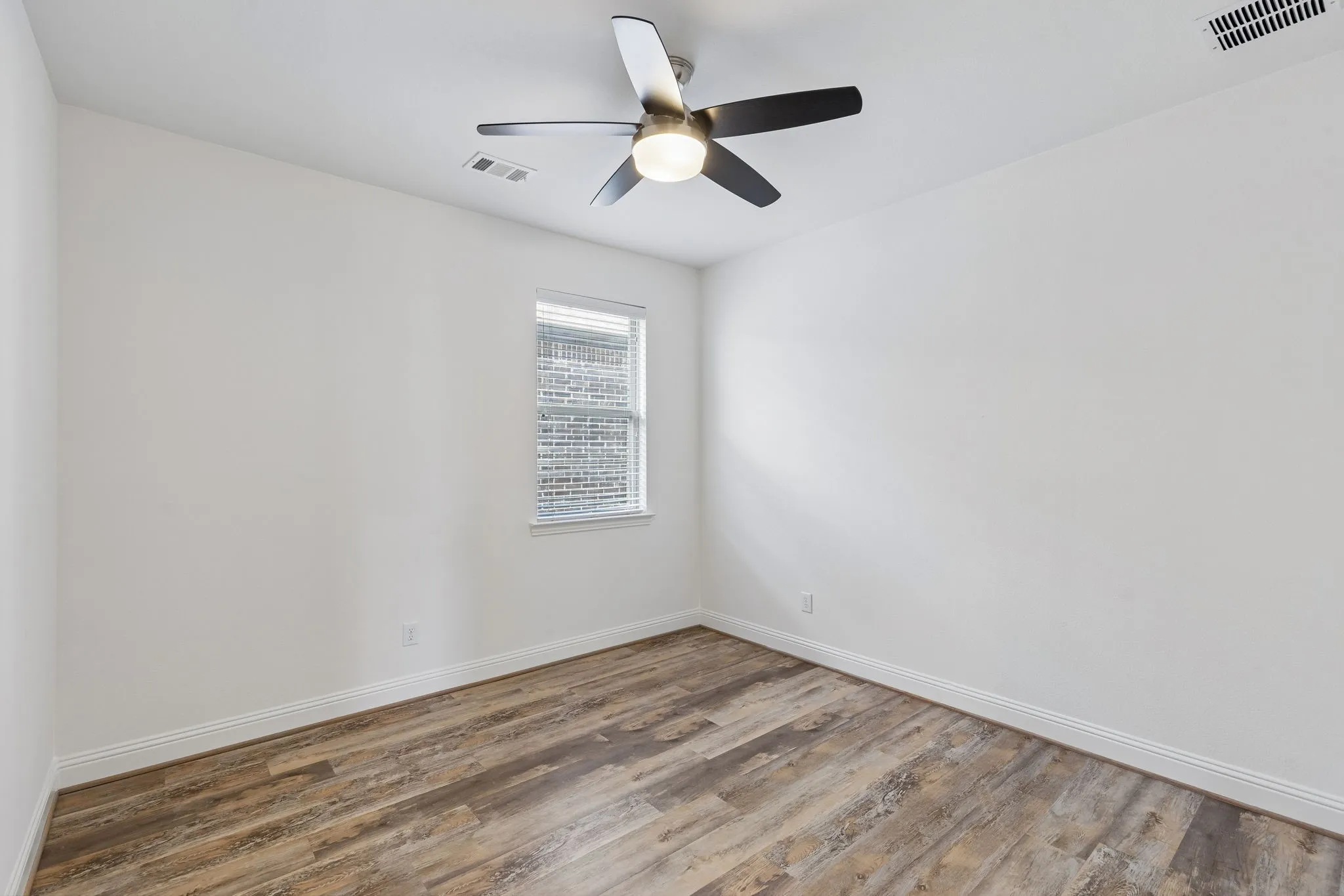 Single Family Residence For Sale in Collin County , 6920 Royal View Drive, Mc Kinney, Texas 75070, 4 Bedroom, 4 Bathroom, 2 Garage spaces, 2,457 Sqft, built in 2016, mls#21406845, Real Estate Agent in Mc Kinney, Homes For Sale in Collin county, Homes For Sale in Mc Kinney, Realtor in Mc Kinney Texas, Real Estate Brokerage Independent Realty Texas, Luminita Cordes Realtor