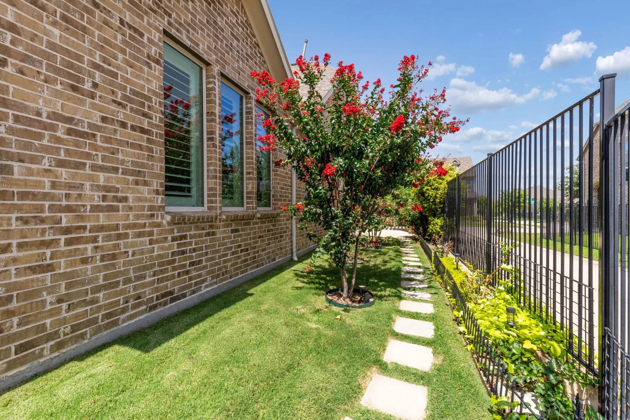 Single Family Residence For Sale in Collin County , 6920 Royal View Drive, Mc Kinney, Texas 75070, 4 Bedroom, 4 Bathroom, 2 Garage spaces, 2,457 Sqft, built in 2016, mls#21406845, Real Estate Agent in Mc Kinney, Homes For Sale in Collin county, Homes For Sale in Mc Kinney, Realtor in Mc Kinney Texas, Real Estate Brokerage Independent Realty Texas, Luminita Cordes Realtor