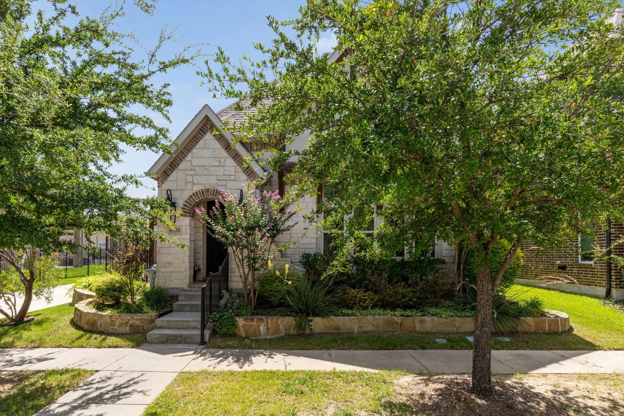 Single Family Residence For Sale in Collin County , 6920 Royal View Drive, Mc Kinney, Texas 75070, 4 Bedroom, 4 Bathroom, 2 Garage spaces, 2,457 Sqft, built in 2016, mls#21406845, Real Estate Agent in Mc Kinney, Homes For Sale in Collin county, Homes For Sale in Mc Kinney, Realtor in Mc Kinney Texas, Real Estate Brokerage Independent Realty Texas, Luminita Cordes Realtor