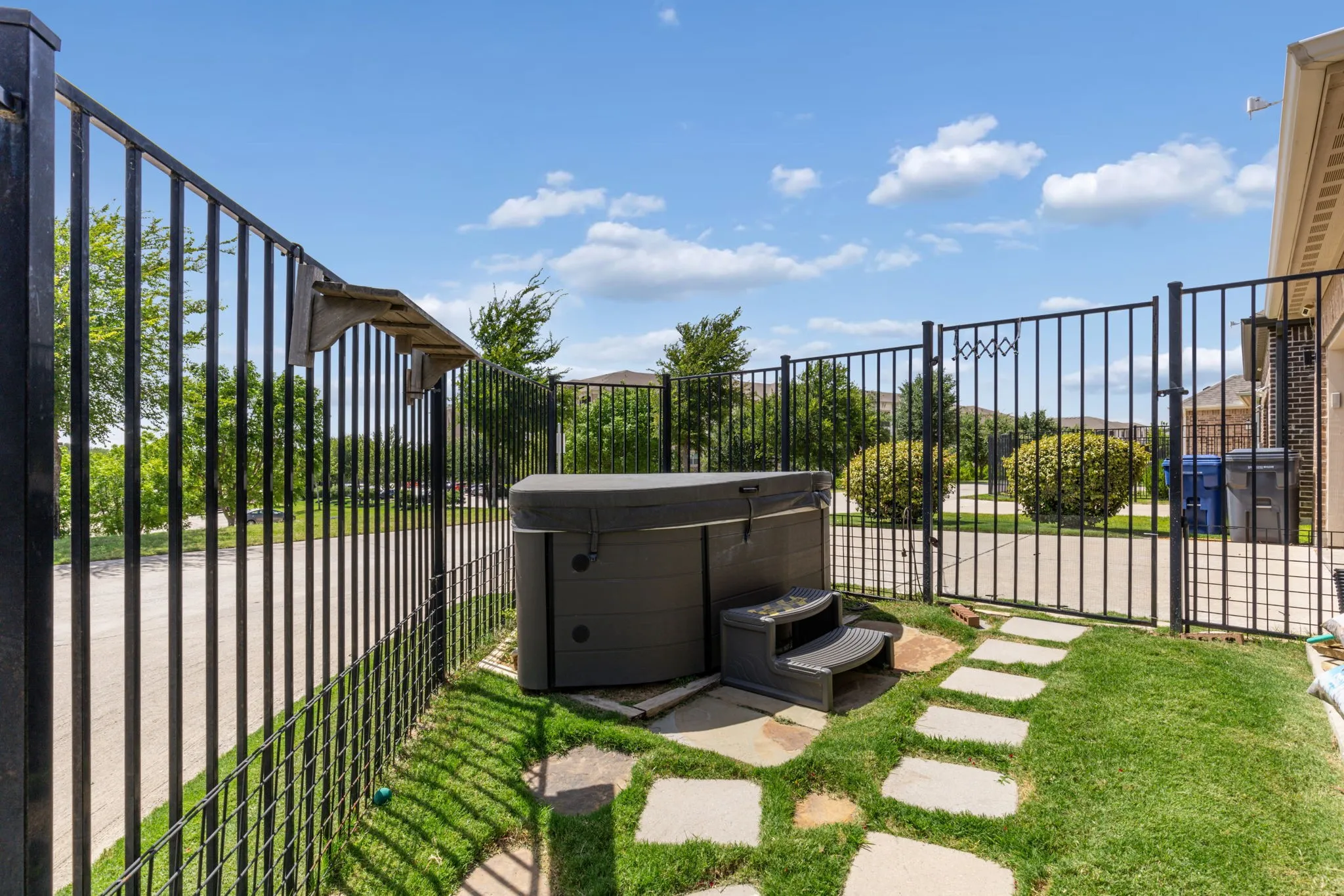 Single Family Residence For Sale in Collin County , 6920 Royal View Drive, Mc Kinney, Texas 75070, 4 Bedroom, 4 Bathroom, 2 Garage spaces, 2,457 Sqft, built in 2016, mls#21406845, Real Estate Agent in Mc Kinney, Homes For Sale in Collin county, Homes For Sale in Mc Kinney, Realtor in Mc Kinney Texas, Real Estate Brokerage Independent Realty Texas, Luminita Cordes Realtor