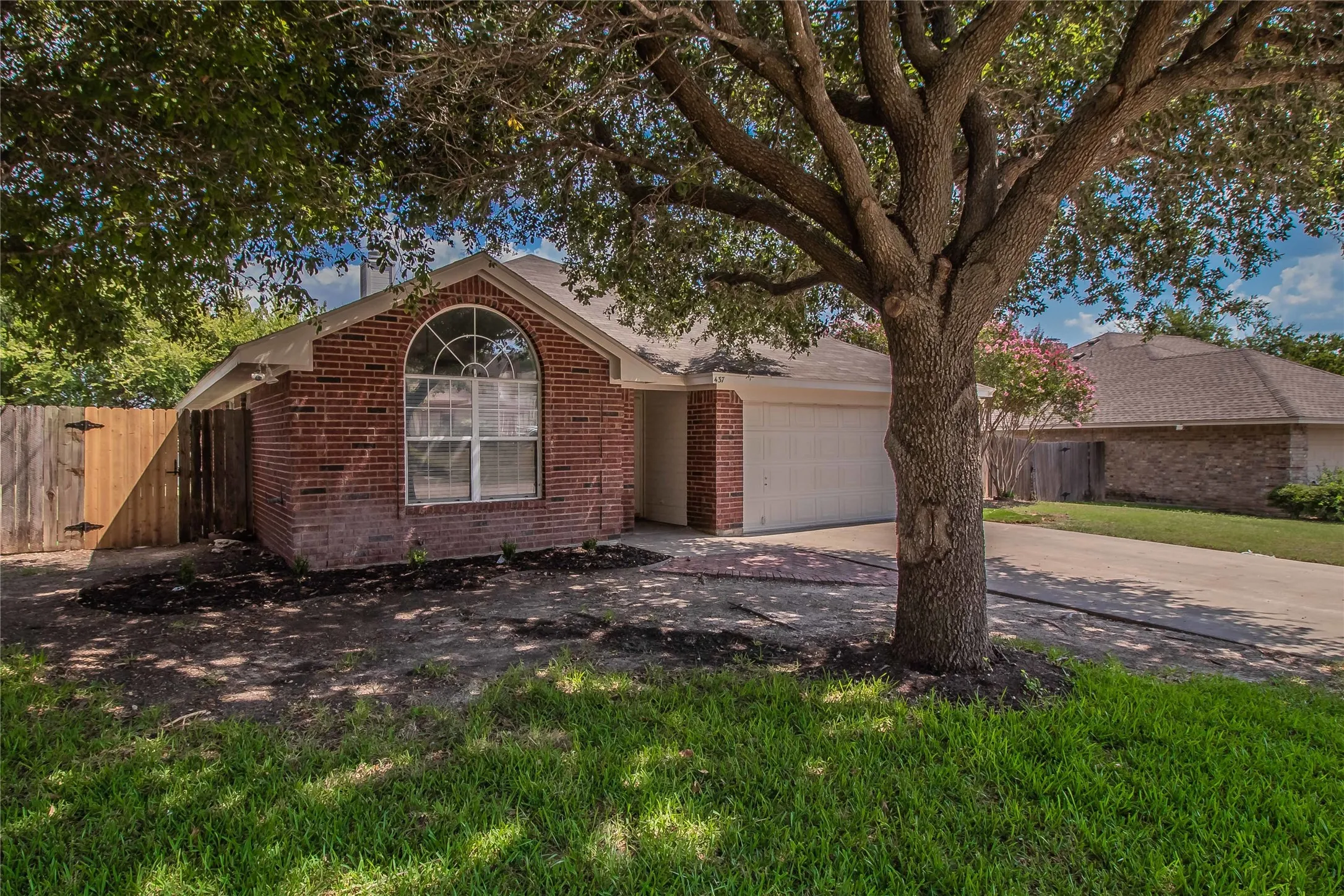 Single Family Residence For Rent in Parker County , 437 Hillside Drive, Aledo, Texas 76008, 3 Bedroom, 2 Bathroom, 2 Garage spaces, 1,668 Sqft, built in 1993, mls#21406952, Real Estate Agent in Aledo, Homes For Rent in Parker county, Homes For Rent in Aledo, Realtor in Aledo Texas, Real Estate Brokerage Independent Realty Texas, Luminita Cordes Realtor