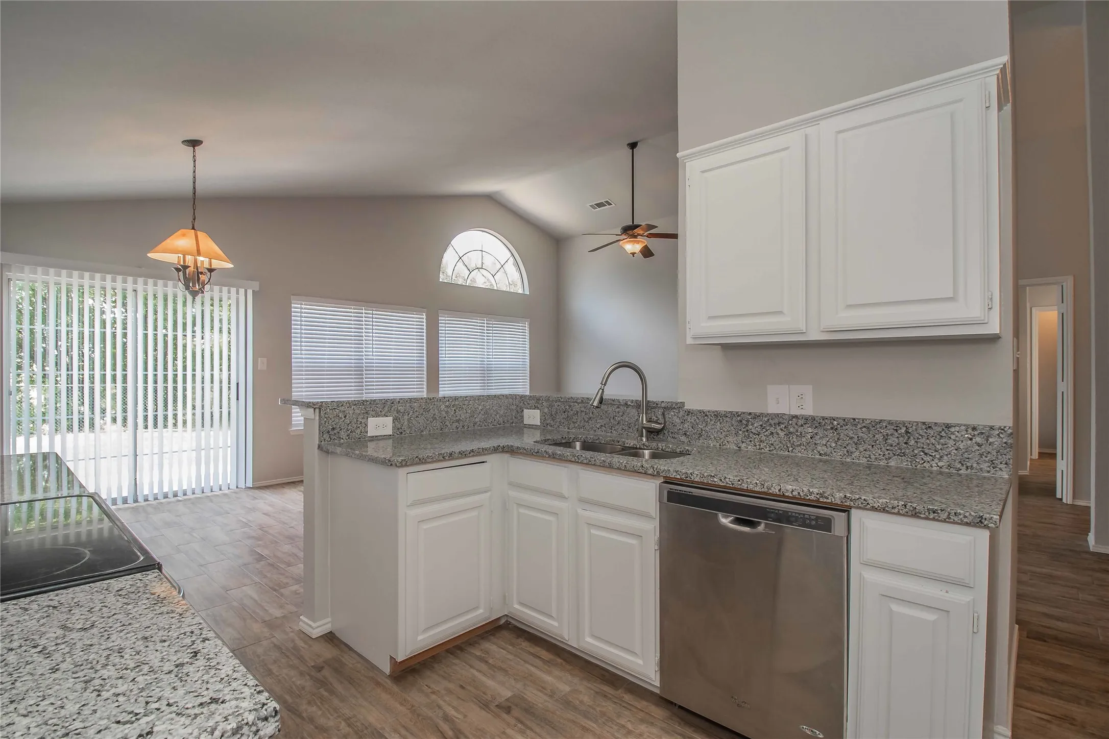 Single Family Residence For Rent in Parker County , 437 Hillside Drive, Aledo, Texas 76008, 3 Bedroom, 2 Bathroom, 2 Garage spaces, 1,668 Sqft, built in 1993, mls#21406952, Real Estate Agent in Aledo, Homes For Rent in Parker county, Homes For Rent in Aledo, Realtor in Aledo Texas, Real Estate Brokerage Independent Realty Texas, Luminita Cordes Realtor