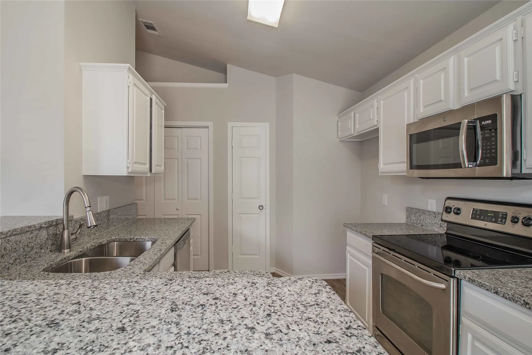 Single Family Residence For Rent in Parker County , 437 Hillside Drive, Aledo, Texas 76008, 3 Bedroom, 2 Bathroom, 2 Garage spaces, 1,668 Sqft, built in 1993, mls#21406952, Real Estate Agent in Aledo, Homes For Rent in Parker county, Homes For Rent in Aledo, Realtor in Aledo Texas, Real Estate Brokerage Independent Realty Texas, Luminita Cordes Realtor
