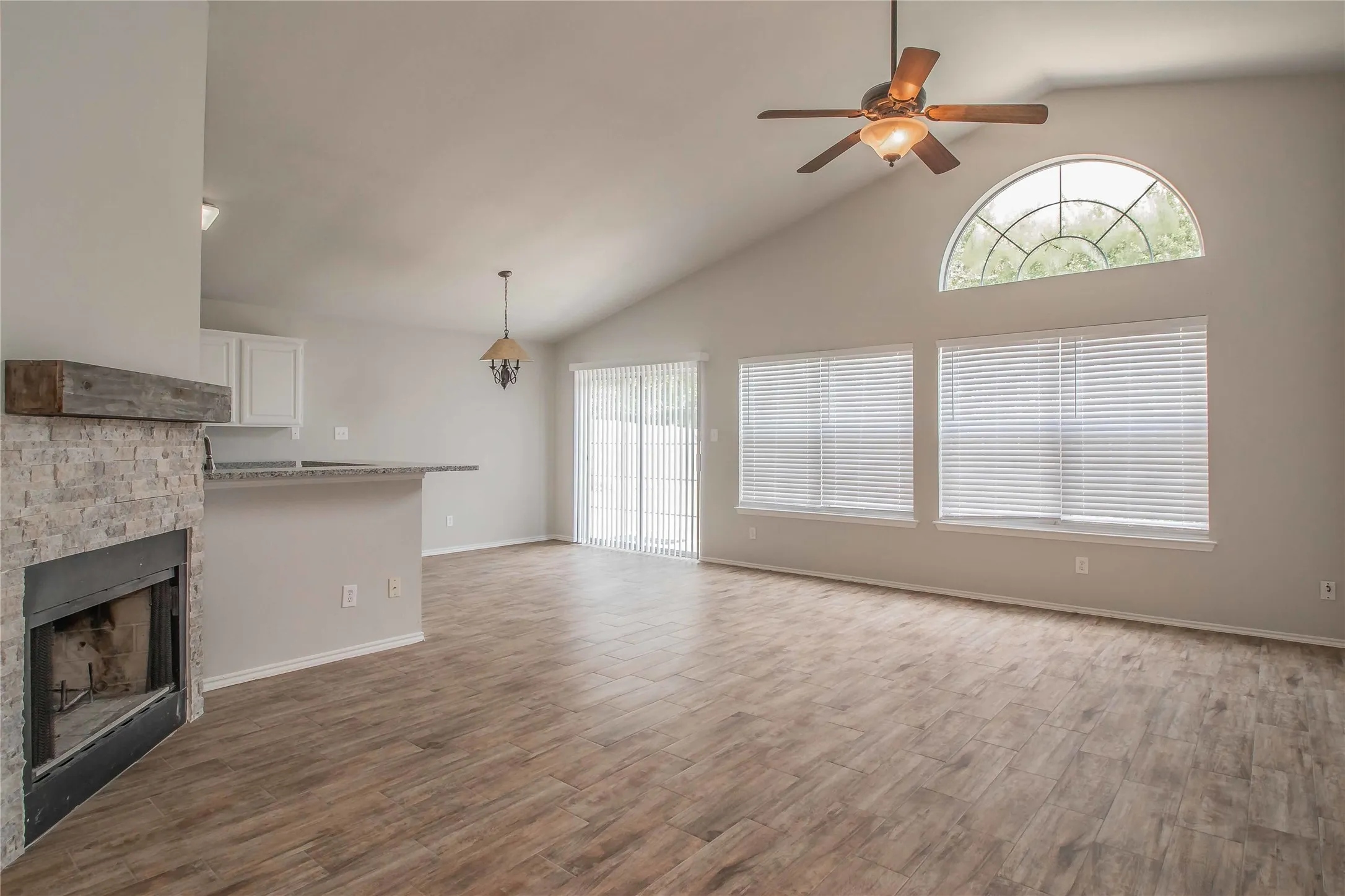 Single Family Residence For Rent in Parker County , 437 Hillside Drive, Aledo, Texas 76008, 3 Bedroom, 2 Bathroom, 2 Garage spaces, 1,668 Sqft, built in 1993, mls#21406952, Real Estate Agent in Aledo, Homes For Rent in Parker county, Homes For Rent in Aledo, Realtor in Aledo Texas, Real Estate Brokerage Independent Realty Texas, Luminita Cordes Realtor