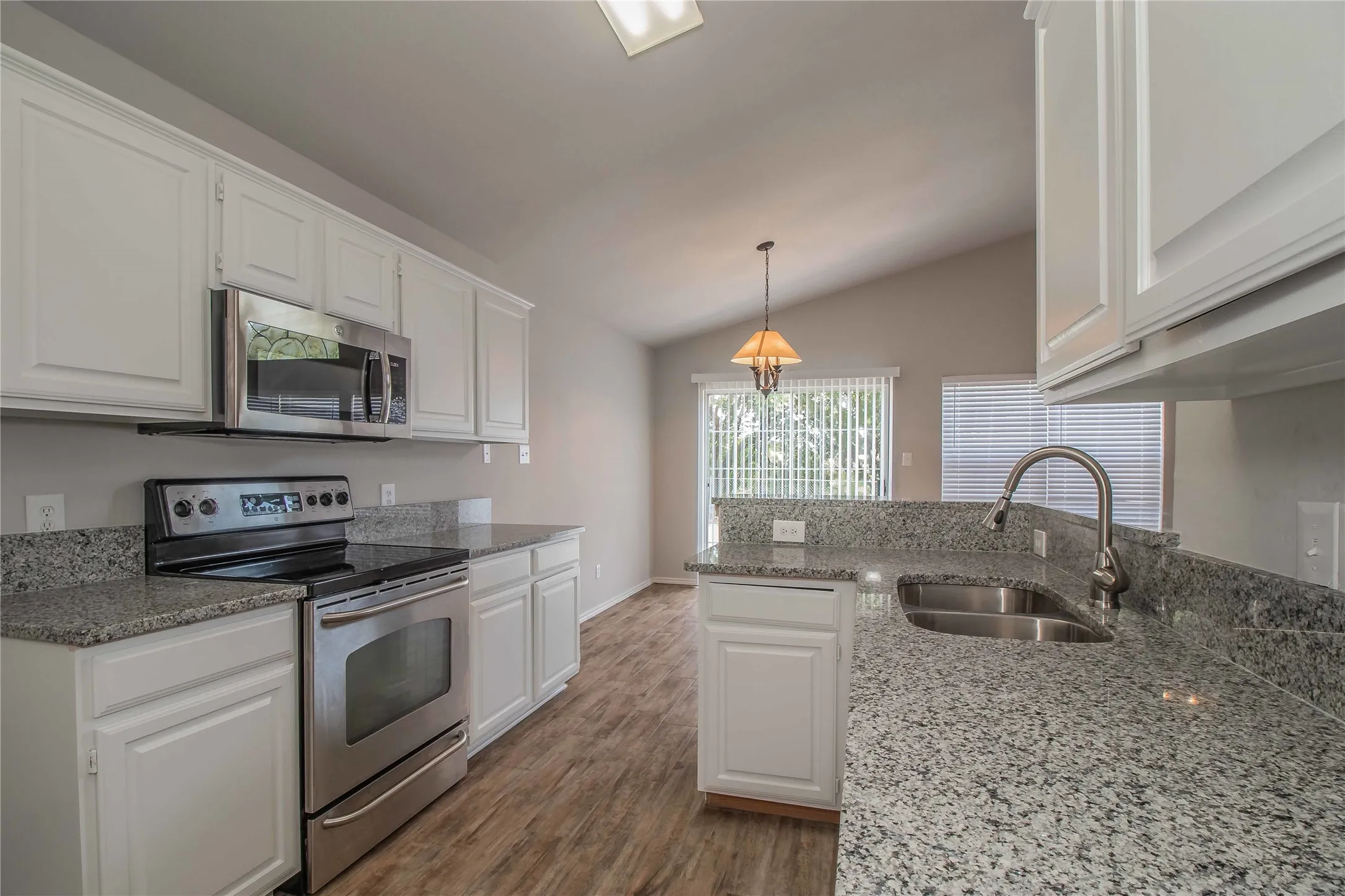 Single Family Residence For Rent in Parker County , 437 Hillside Drive, Aledo, Texas 76008, 3 Bedroom, 2 Bathroom, 2 Garage spaces, 1,668 Sqft, built in 1993, mls#21406952, Real Estate Agent in Aledo, Homes For Rent in Parker county, Homes For Rent in Aledo, Realtor in Aledo Texas, Real Estate Brokerage Independent Realty Texas, Luminita Cordes Realtor