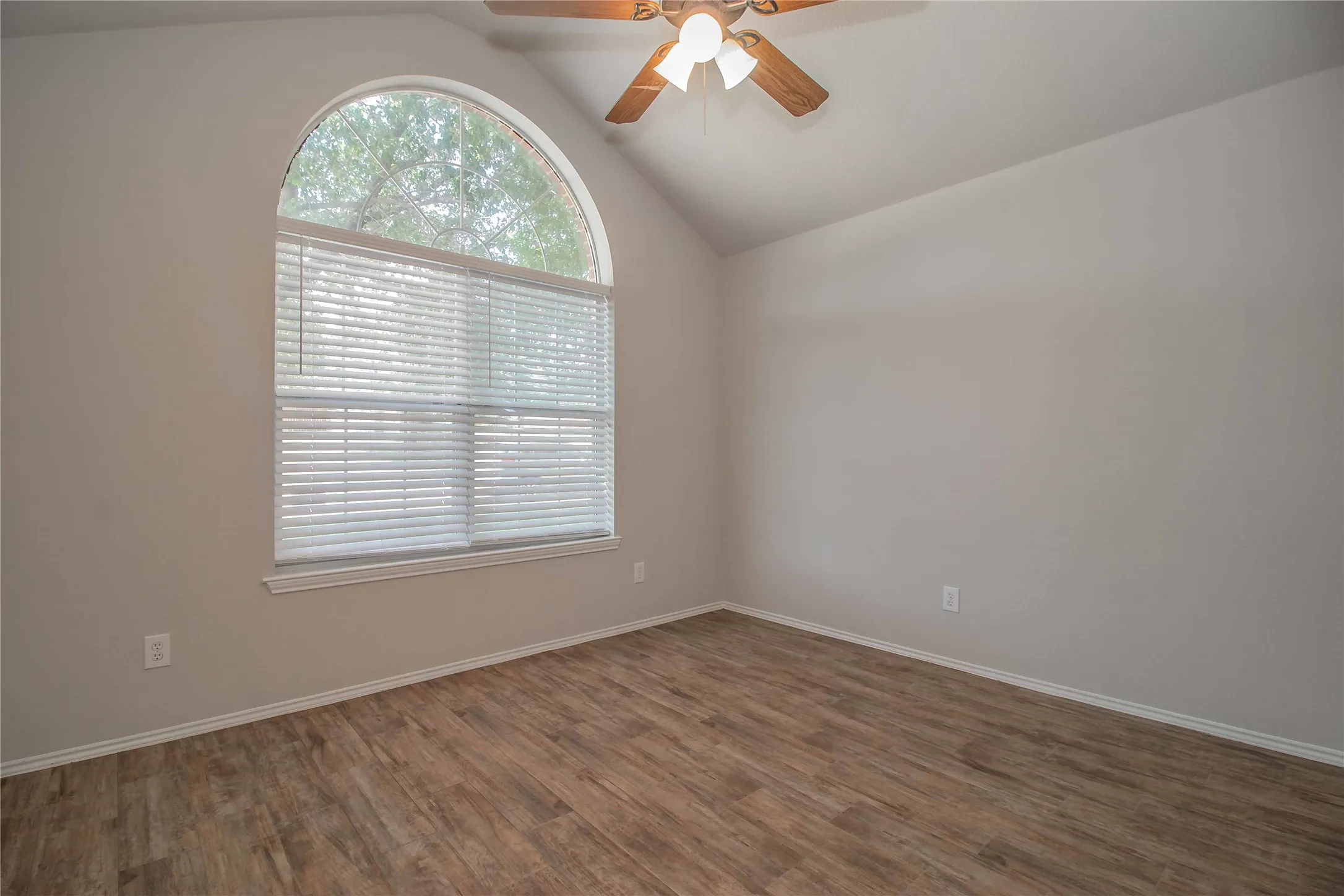 Single Family Residence For Rent in Parker County , 437 Hillside Drive, Aledo, Texas 76008, 3 Bedroom, 2 Bathroom, 2 Garage spaces, 1,668 Sqft, built in 1993, mls#21406952, Real Estate Agent in Aledo, Homes For Rent in Parker county, Homes For Rent in Aledo, Realtor in Aledo Texas, Real Estate Brokerage Independent Realty Texas, Luminita Cordes Realtor