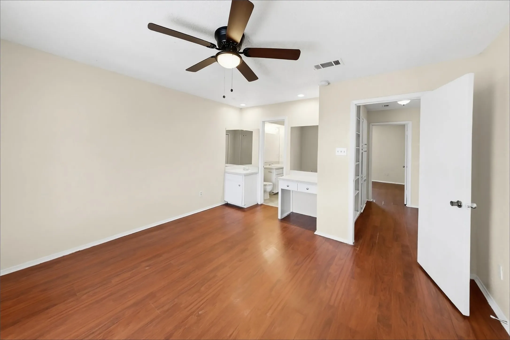 Townhouse For Rent in Tarrant County , 1006 Bland Drive, Arlington, Texas 76010, 2 Bedroom, 2 Bathroom, Garage spaces, 1,052 Sqft, built in 1983, mls#21406967, Real Estate Agent in Arlington, Homes For Rent in Tarrant county, Homes For Rent in Arlington, Realtor in Arlington Texas, Real Estate Brokerage Independent Realty Texas, Luminita Cordes Realtor