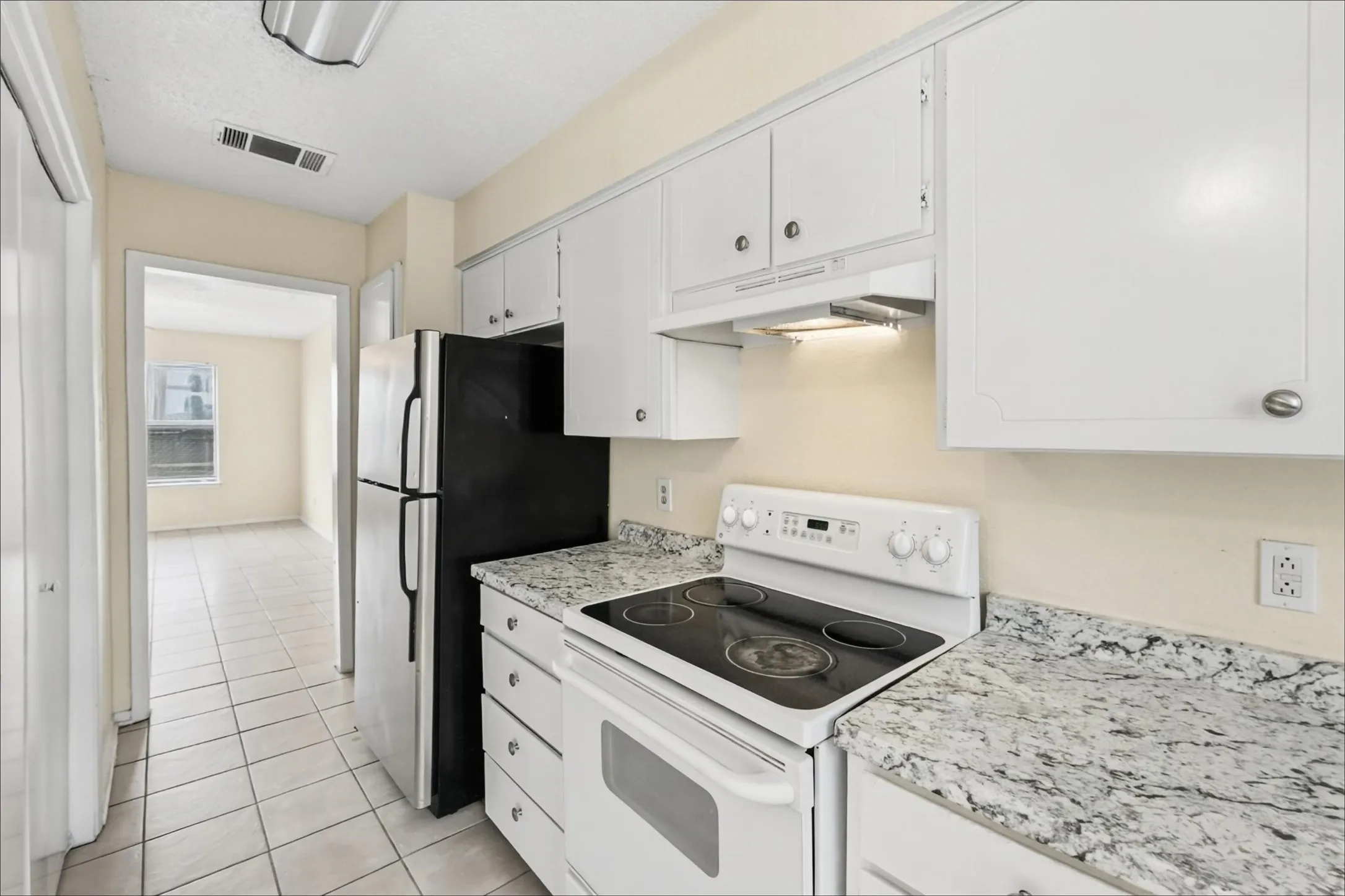 Townhouse For Rent in Tarrant County , 1006 Bland Drive, Arlington, Texas 76010, 2 Bedroom, 2 Bathroom, Garage spaces, 1,052 Sqft, built in 1983, mls#21406967, Real Estate Agent in Arlington, Homes For Rent in Tarrant county, Homes For Rent in Arlington, Realtor in Arlington Texas, Real Estate Brokerage Independent Realty Texas, Luminita Cordes Realtor