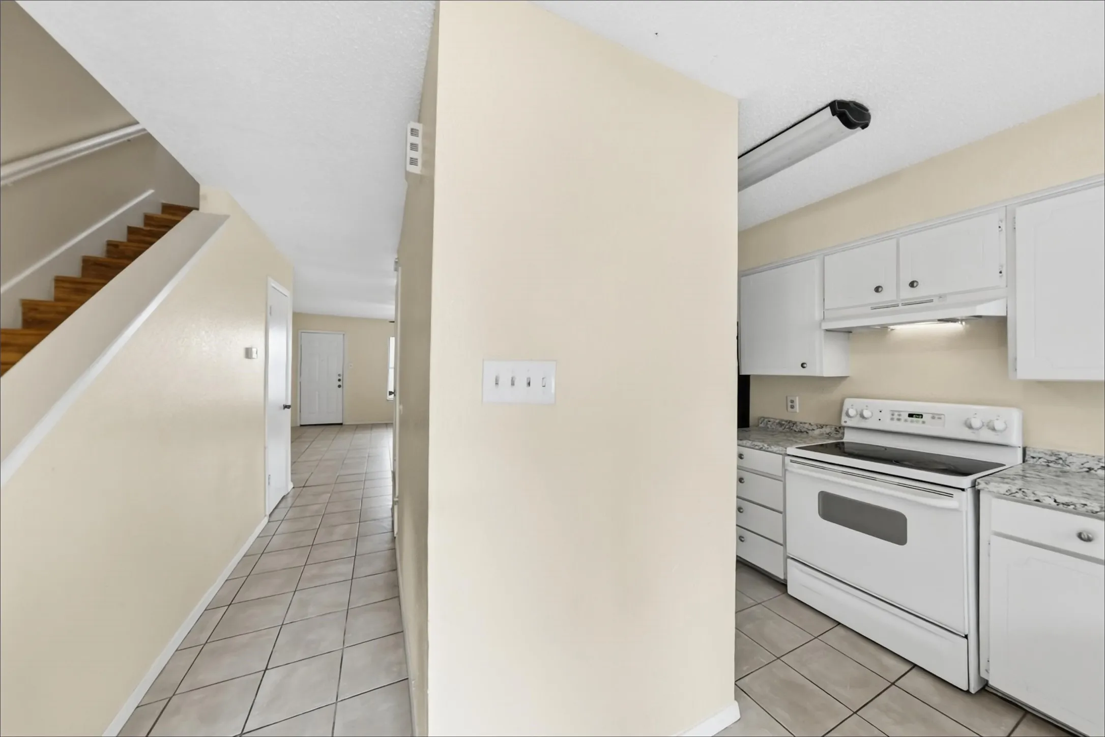 Townhouse For Rent in Tarrant County , 1006 Bland Drive, Arlington, Texas 76010, 2 Bedroom, 2 Bathroom, Garage spaces, 1,052 Sqft, built in 1983, mls#21406967, Real Estate Agent in Arlington, Homes For Rent in Tarrant county, Homes For Rent in Arlington, Realtor in Arlington Texas, Real Estate Brokerage Independent Realty Texas, Luminita Cordes Realtor