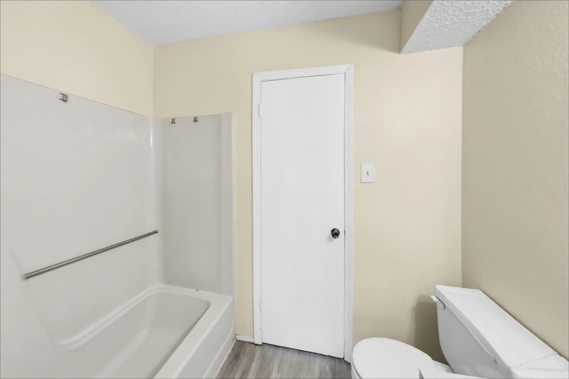 Townhouse For Rent in Tarrant County , 1006 Bland Drive, Arlington, Texas 76010, 2 Bedroom, 2 Bathroom, Garage spaces, 1,052 Sqft, built in 1983, mls#21406967, Real Estate Agent in Arlington, Homes For Rent in Tarrant county, Homes For Rent in Arlington, Realtor in Arlington Texas, Real Estate Brokerage Independent Realty Texas, Luminita Cordes Realtor