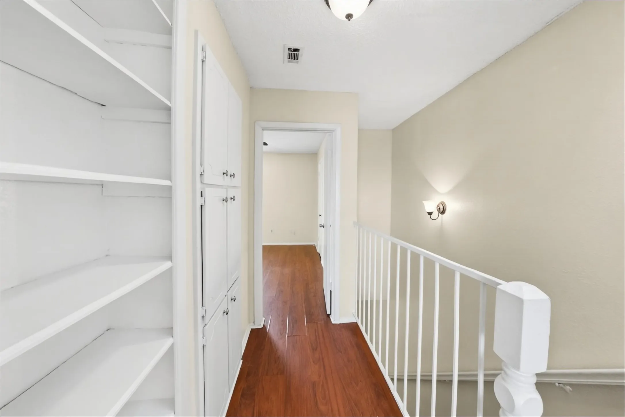 Townhouse For Rent in Tarrant County , 1006 Bland Drive, Arlington, Texas 76010, 2 Bedroom, 2 Bathroom, Garage spaces, 1,052 Sqft, built in 1983, mls#21406967, Real Estate Agent in Arlington, Homes For Rent in Tarrant county, Homes For Rent in Arlington, Realtor in Arlington Texas, Real Estate Brokerage Independent Realty Texas, Luminita Cordes Realtor