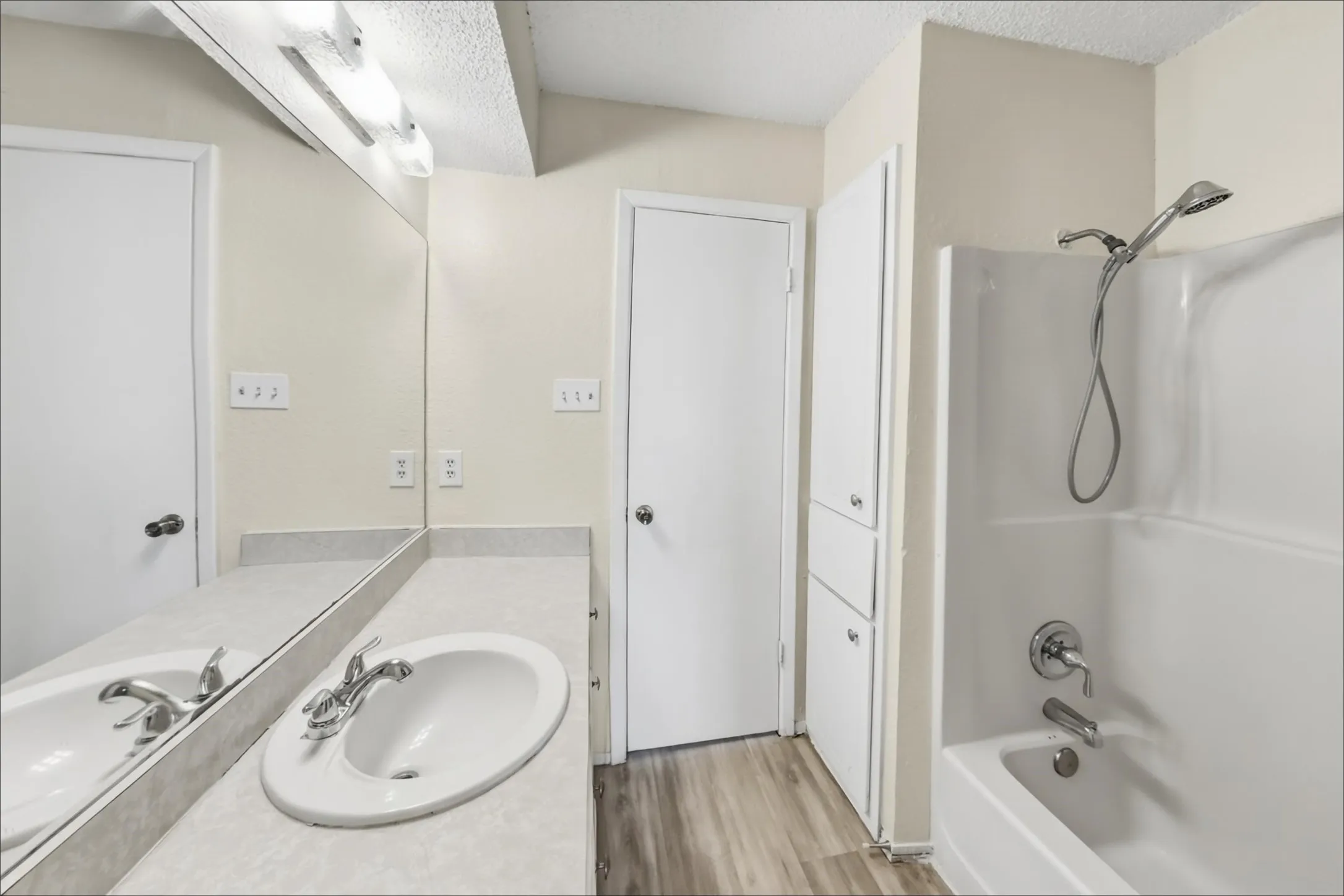 Townhouse For Rent in Tarrant County , 1006 Bland Drive, Arlington, Texas 76010, 2 Bedroom, 2 Bathroom, Garage spaces, 1,052 Sqft, built in 1983, mls#21406967, Real Estate Agent in Arlington, Homes For Rent in Tarrant county, Homes For Rent in Arlington, Realtor in Arlington Texas, Real Estate Brokerage Independent Realty Texas, Luminita Cordes Realtor