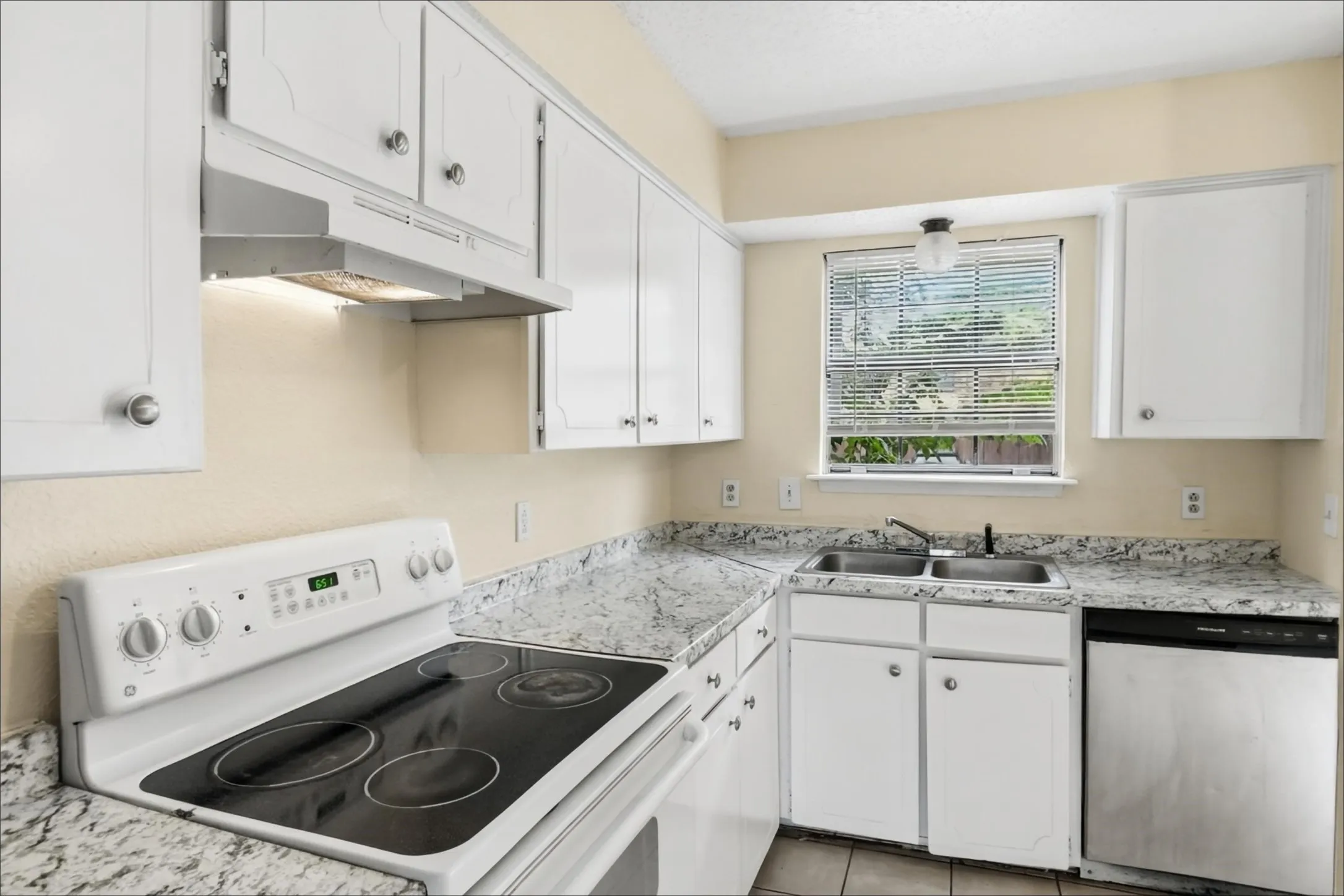 Townhouse For Rent in Tarrant County , 1006 Bland Drive, Arlington, Texas 76010, 2 Bedroom, 2 Bathroom, Garage spaces, 1,052 Sqft, built in 1983, mls#21406967, Real Estate Agent in Arlington, Homes For Rent in Tarrant county, Homes For Rent in Arlington, Realtor in Arlington Texas, Real Estate Brokerage Independent Realty Texas, Luminita Cordes Realtor