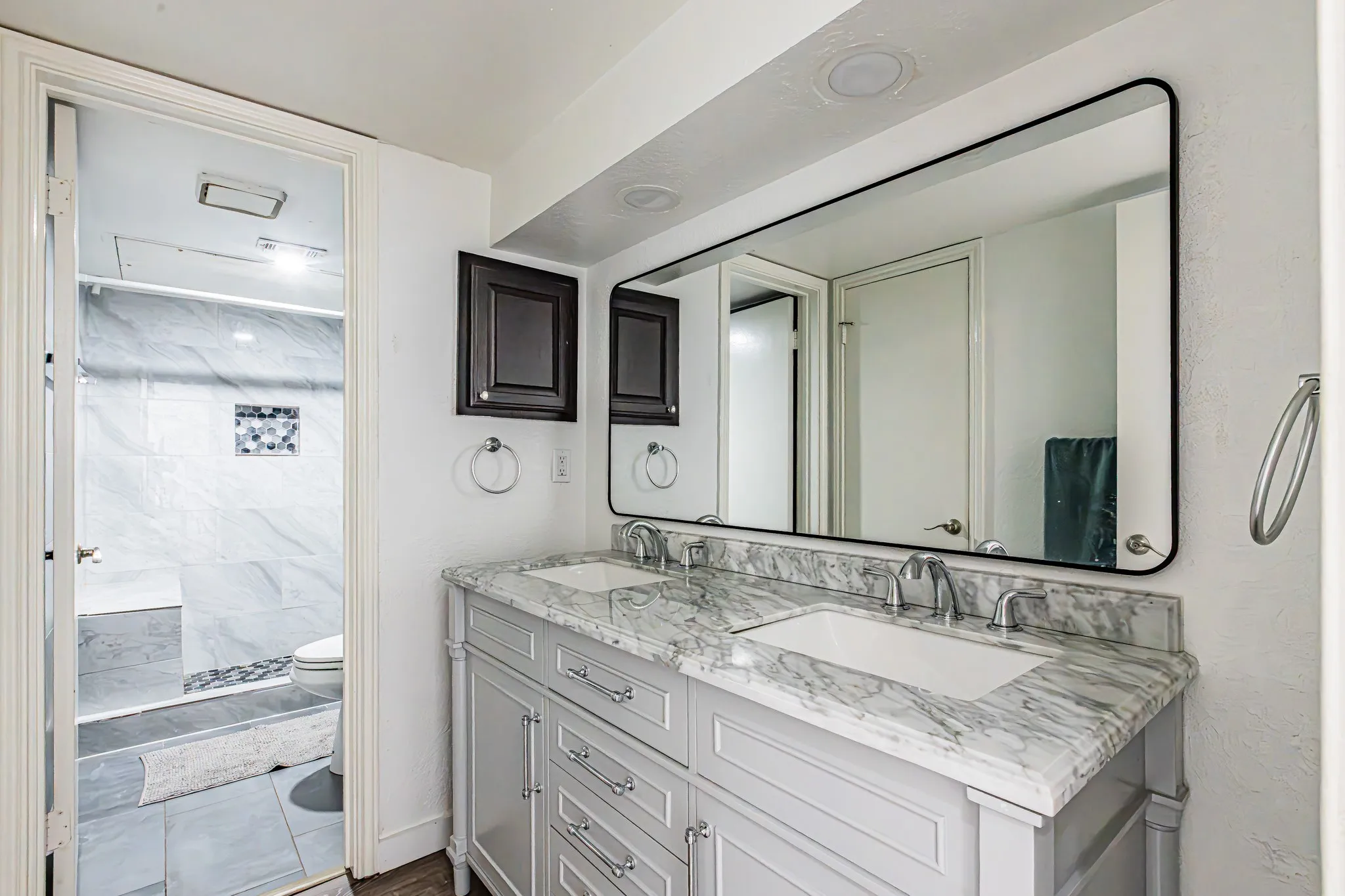 Condominium For Sale in Tarrant County , 411 Pebble Way 245, Arlington, Texas 76006, 2 Bedroom, 1 Bathroom, Garage spaces, 896 Sqft, built in 1983, mls#21406549, Real Estate Agent in Arlington, Homes For Sale in Tarrant county, Homes For Sale in Arlington, Realtor in Arlington Texas, Real Estate Brokerage Independent Realty Texas, Luminita Cordes Realtor