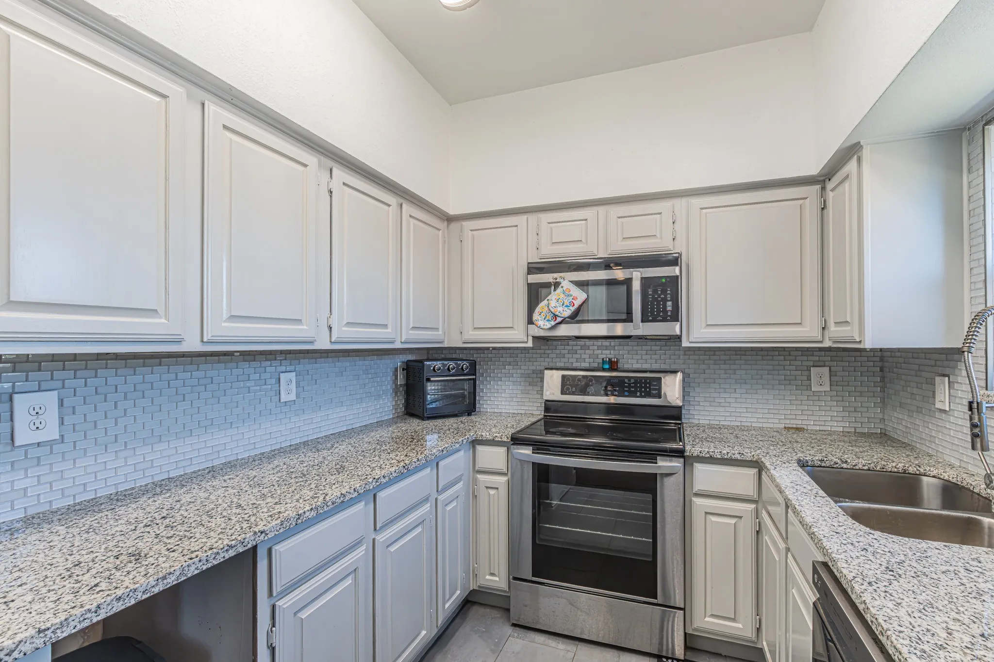Condominium For Sale in Tarrant County , 411 Pebble Way 245, Arlington, Texas 76006, 2 Bedroom, 1 Bathroom, Garage spaces, 896 Sqft, built in 1983, mls#21406549, Real Estate Agent in Arlington, Homes For Sale in Tarrant county, Homes For Sale in Arlington, Realtor in Arlington Texas, Real Estate Brokerage Independent Realty Texas, Luminita Cordes Realtor