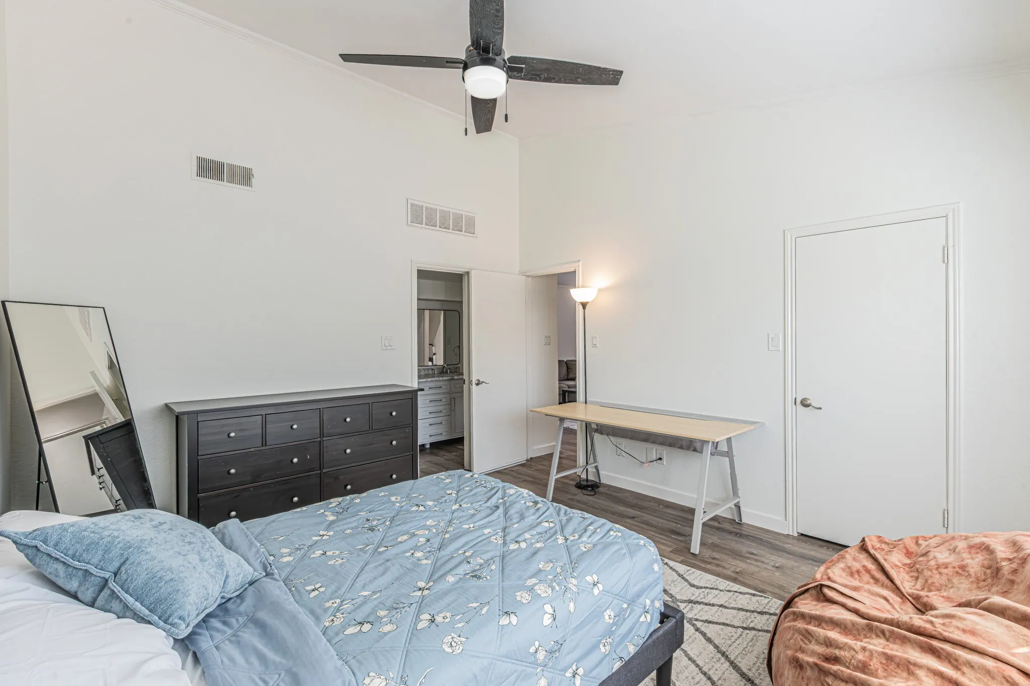 Condominium For Sale in Tarrant County , 411 Pebble Way 245, Arlington, Texas 76006, 2 Bedroom, 1 Bathroom, Garage spaces, 896 Sqft, built in 1983, mls#21406549, Real Estate Agent in Arlington, Homes For Sale in Tarrant county, Homes For Sale in Arlington, Realtor in Arlington Texas, Real Estate Brokerage Independent Realty Texas, Luminita Cordes Realtor