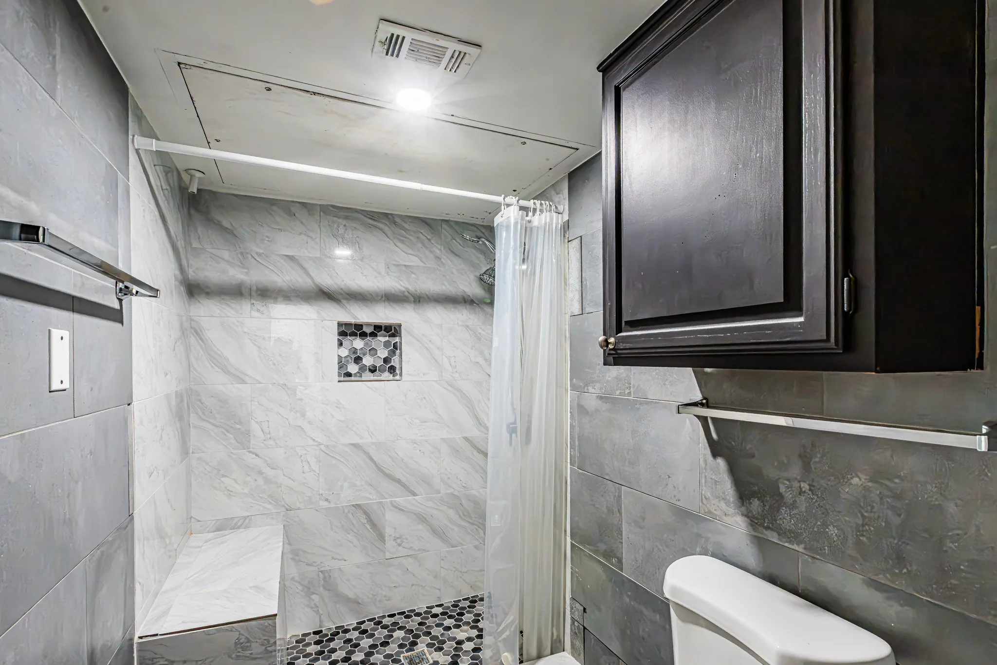 Condominium For Sale in Tarrant County , 411 Pebble Way 245, Arlington, Texas 76006, 2 Bedroom, 1 Bathroom, Garage spaces, 896 Sqft, built in 1983, mls#21406549, Real Estate Agent in Arlington, Homes For Sale in Tarrant county, Homes For Sale in Arlington, Realtor in Arlington Texas, Real Estate Brokerage Independent Realty Texas, Luminita Cordes Realtor