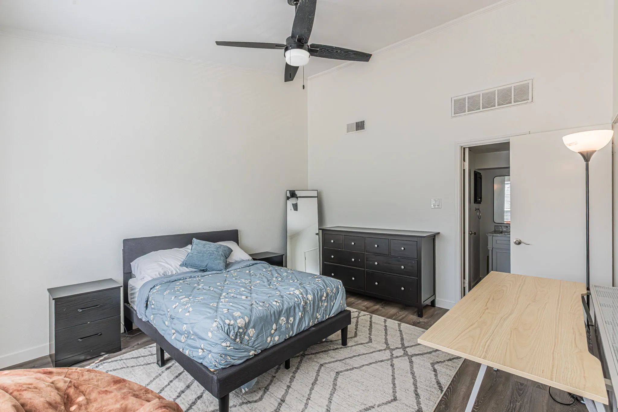 Condominium For Sale in Tarrant County , 411 Pebble Way 245, Arlington, Texas 76006, 2 Bedroom, 1 Bathroom, Garage spaces, 896 Sqft, built in 1983, mls#21406549, Real Estate Agent in Arlington, Homes For Sale in Tarrant county, Homes For Sale in Arlington, Realtor in Arlington Texas, Real Estate Brokerage Independent Realty Texas, Luminita Cordes Realtor
