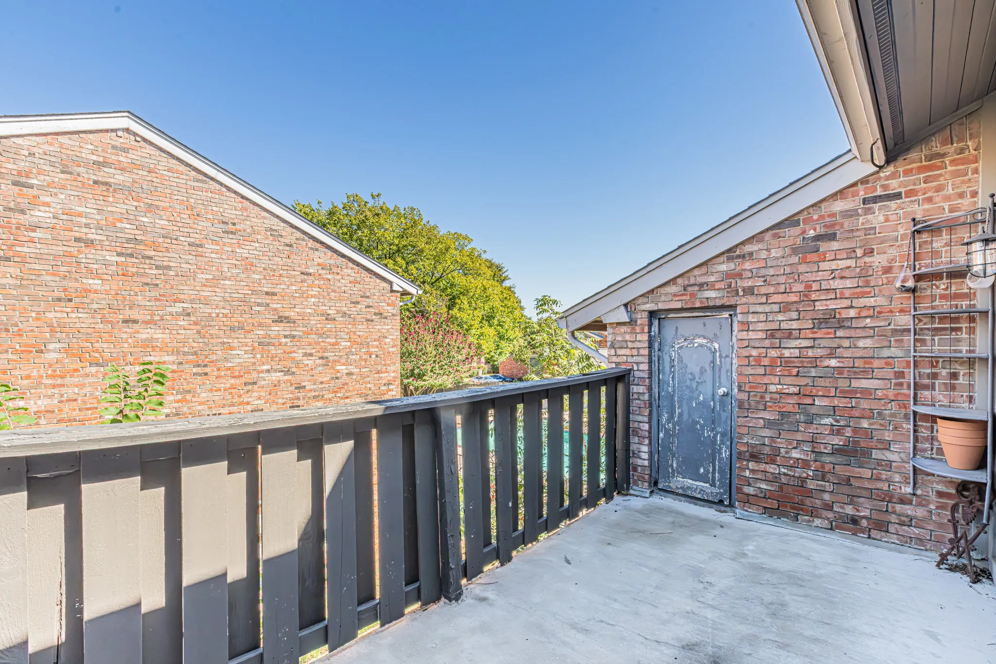 Condominium For Sale in Tarrant County , 411 Pebble Way 245, Arlington, Texas 76006, 2 Bedroom, 1 Bathroom, Garage spaces, 896 Sqft, built in 1983, mls#21406549, Real Estate Agent in Arlington, Homes For Sale in Tarrant county, Homes For Sale in Arlington, Realtor in Arlington Texas, Real Estate Brokerage Independent Realty Texas, Luminita Cordes Realtor