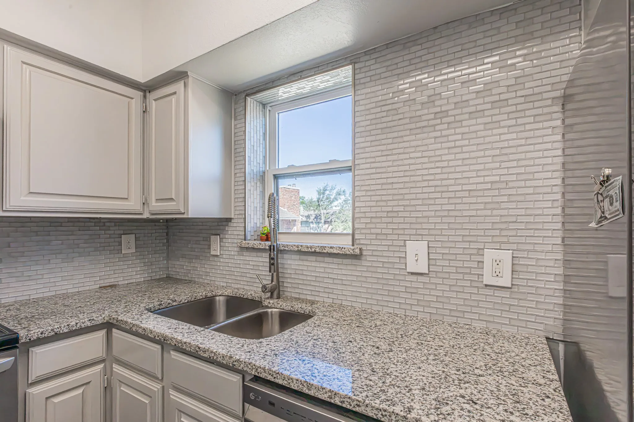 Condominium For Sale in Tarrant County , 411 Pebble Way 245, Arlington, Texas 76006, 2 Bedroom, 1 Bathroom, Garage spaces, 896 Sqft, built in 1983, mls#21406549, Real Estate Agent in Arlington, Homes For Sale in Tarrant county, Homes For Sale in Arlington, Realtor in Arlington Texas, Real Estate Brokerage Independent Realty Texas, Luminita Cordes Realtor