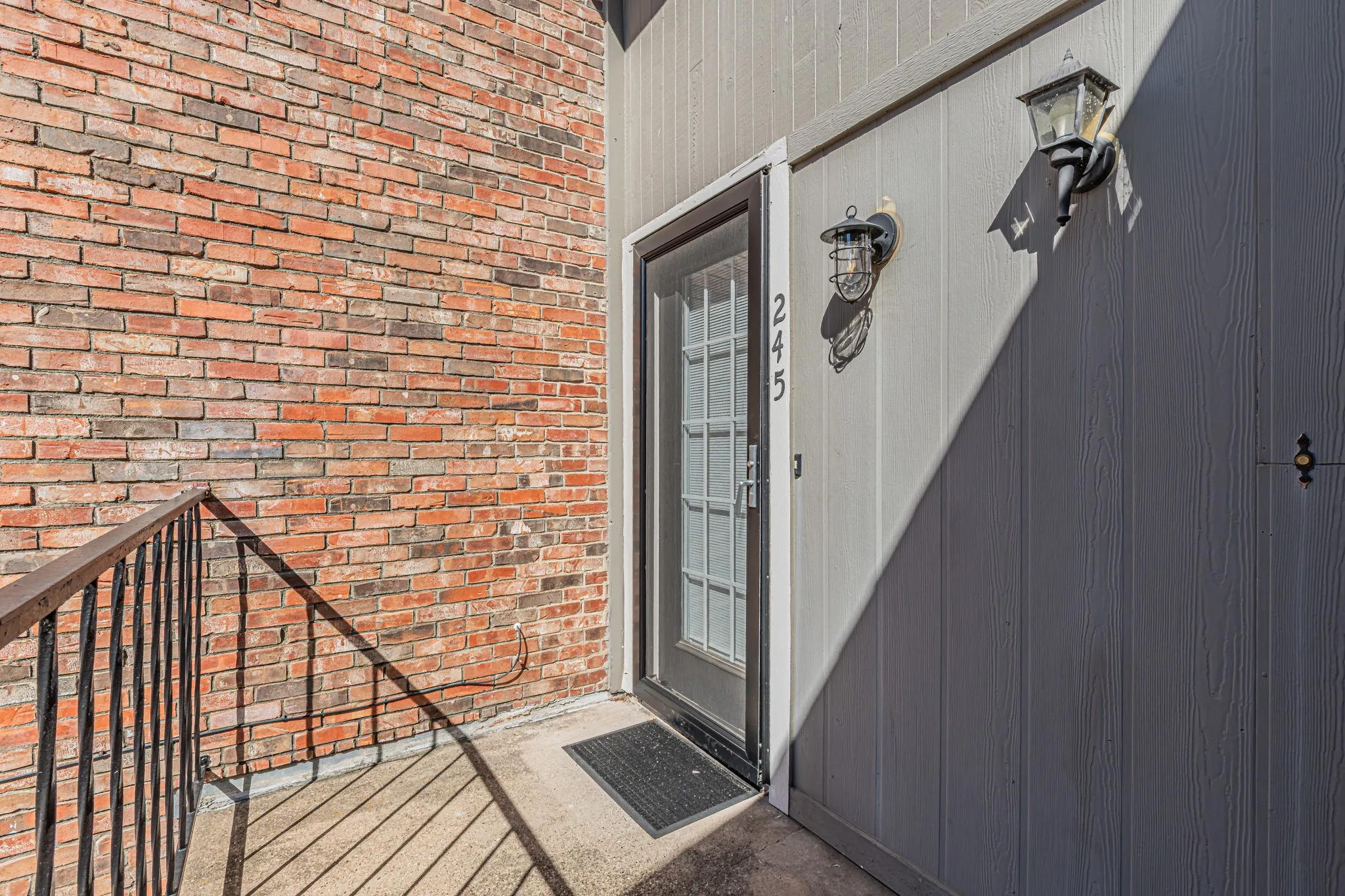 Condominium For Sale in Tarrant County , 411 Pebble Way 245, Arlington, Texas 76006, 2 Bedroom, 1 Bathroom, Garage spaces, 896 Sqft, built in 1983, mls#21406549, Real Estate Agent in Arlington, Homes For Sale in Tarrant county, Homes For Sale in Arlington, Realtor in Arlington Texas, Real Estate Brokerage Independent Realty Texas, Luminita Cordes Realtor
