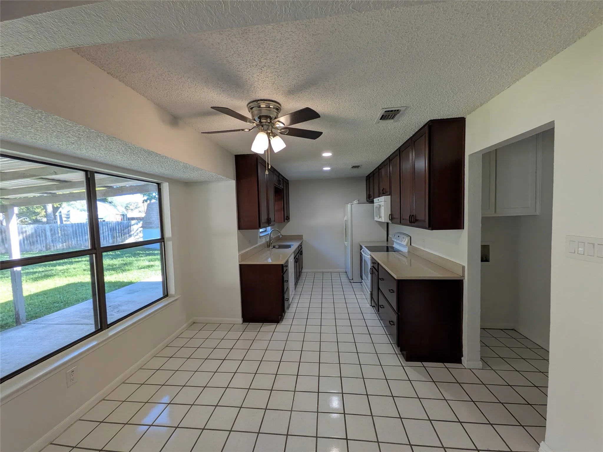 Single Family Residence For Sale in Tarrant County , 1104 Thistle Court, Benbrook, Texas 76126, 3 Bedroom, 2 Bathroom, 2 Garage spaces, 1,319 Sqft, built in 1985, mls#21406398, Real Estate Agent in Benbrook, Homes For Sale in Tarrant county, Homes For Sale in Benbrook, Realtor in Benbrook Texas, Real Estate Brokerage Independent Realty Texas, Luminita Cordes Realtor