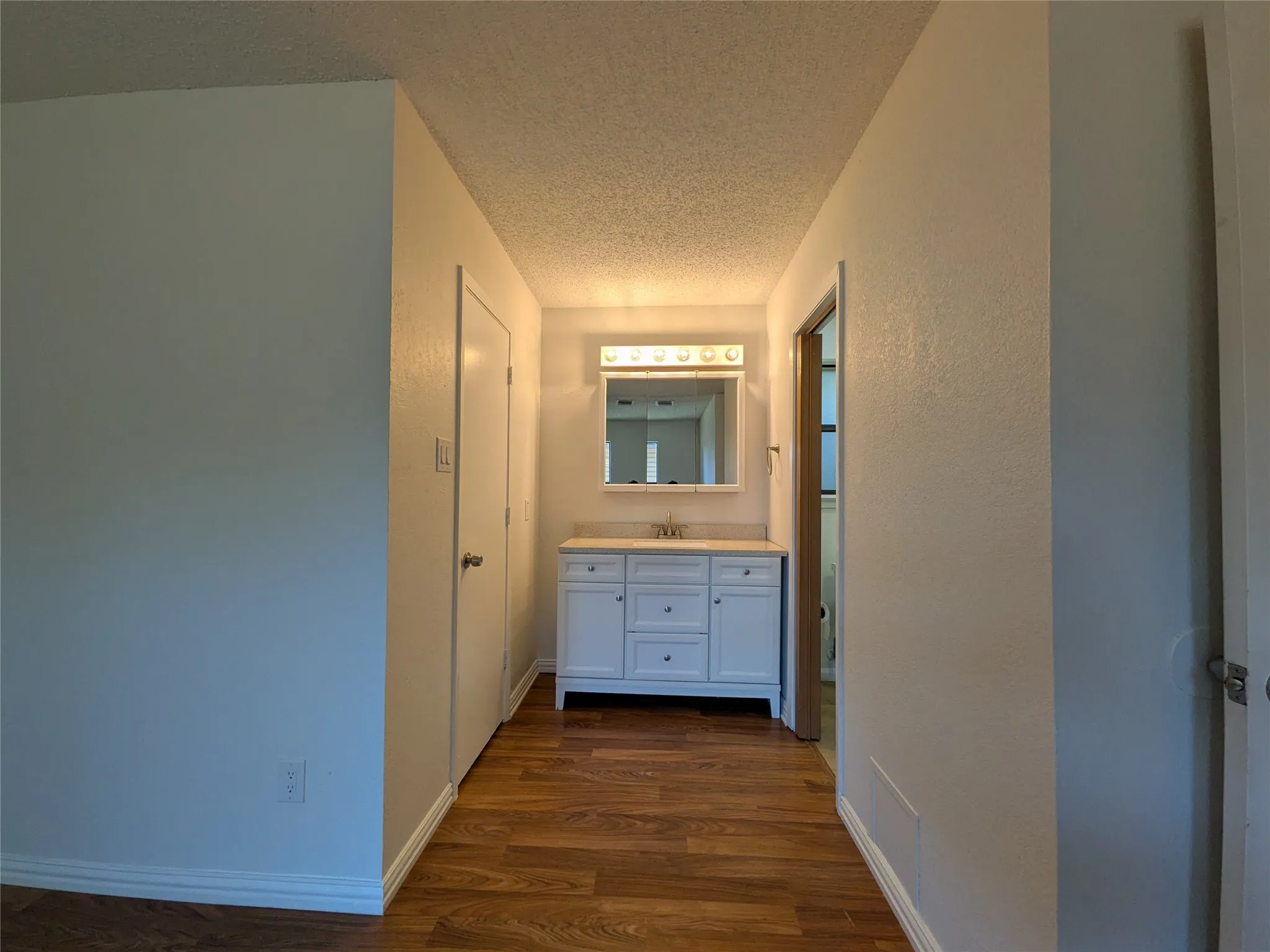 Single Family Residence For Sale in Tarrant County , 1104 Thistle Court, Benbrook, Texas 76126, 3 Bedroom, 2 Bathroom, 2 Garage spaces, 1,319 Sqft, built in 1985, mls#21406398, Real Estate Agent in Benbrook, Homes For Sale in Tarrant county, Homes For Sale in Benbrook, Realtor in Benbrook Texas, Real Estate Brokerage Independent Realty Texas, Luminita Cordes Realtor