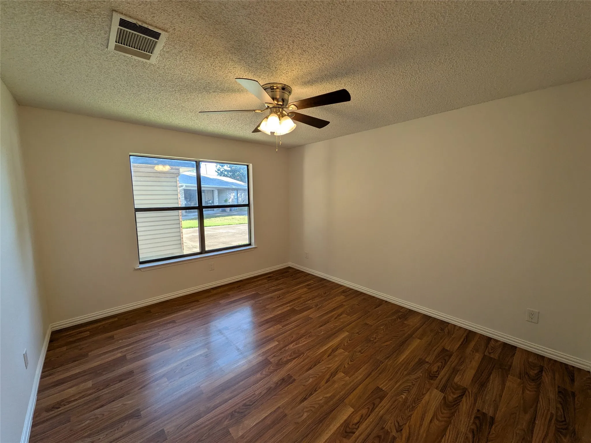 Single Family Residence For Sale in Tarrant County , 1104 Thistle Court, Benbrook, Texas 76126, 3 Bedroom, 2 Bathroom, 2 Garage spaces, 1,319 Sqft, built in 1985, mls#21406398, Real Estate Agent in Benbrook, Homes For Sale in Tarrant county, Homes For Sale in Benbrook, Realtor in Benbrook Texas, Real Estate Brokerage Independent Realty Texas, Luminita Cordes Realtor