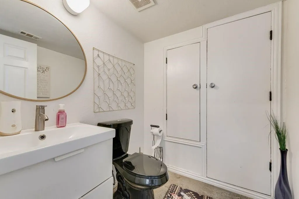White vanity with an integrated sink and a single-handle faucet