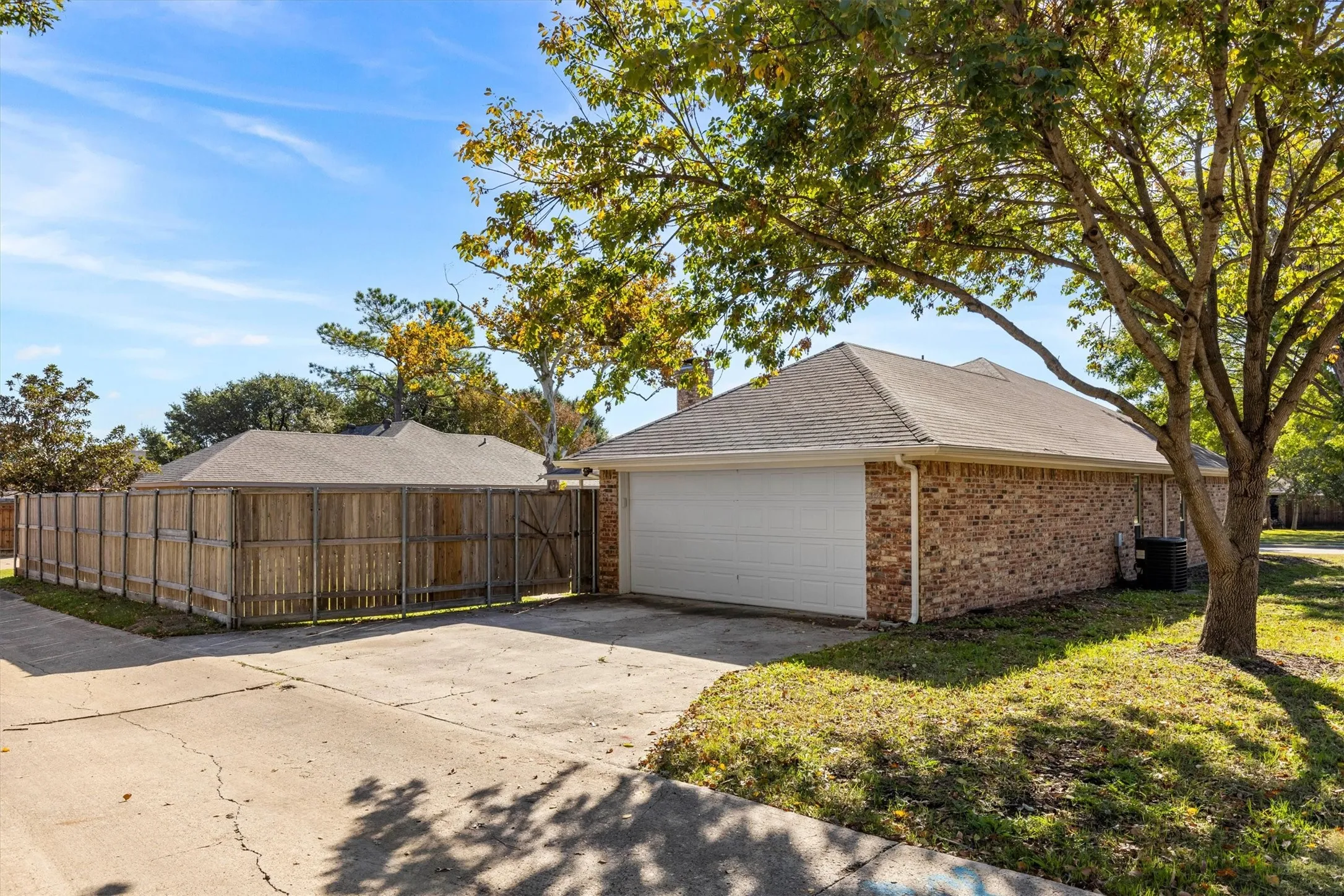 Single Family Residence For Rent in Collin County , 2101 Covered Wagon Drive, Plano, Texas 75074, 3 Bedroom, 2 Bathroom, 2 Garage spaces, 1,474 Sqft, built in 1984, mls#21406524, Real Estate Agent in Plano, Homes For Rent in Collin county, Homes For Rent in Plano, Realtor in Plano Texas, Real Estate Brokerage Independent Realty Texas, Luminita Cordes Realtor