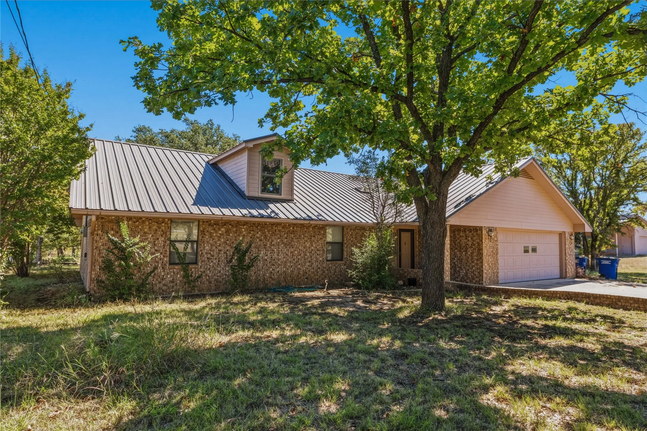 Single Family Residence For Sale in Brown County , 4306 FM 3021, Brownwood, Texas 76801, 5 Bedroom, 3 Bathroom, 2 Garage spaces, 2,549 Sqft, built in 1992, mls#21404785, Real Estate Agent in Brownwood, Homes For Sale in Brown county, Homes For Sale in Brownwood, Realtor in Brownwood Texas, Real Estate Brokerage Independent Realty Texas, Luminita Cordes Realtor