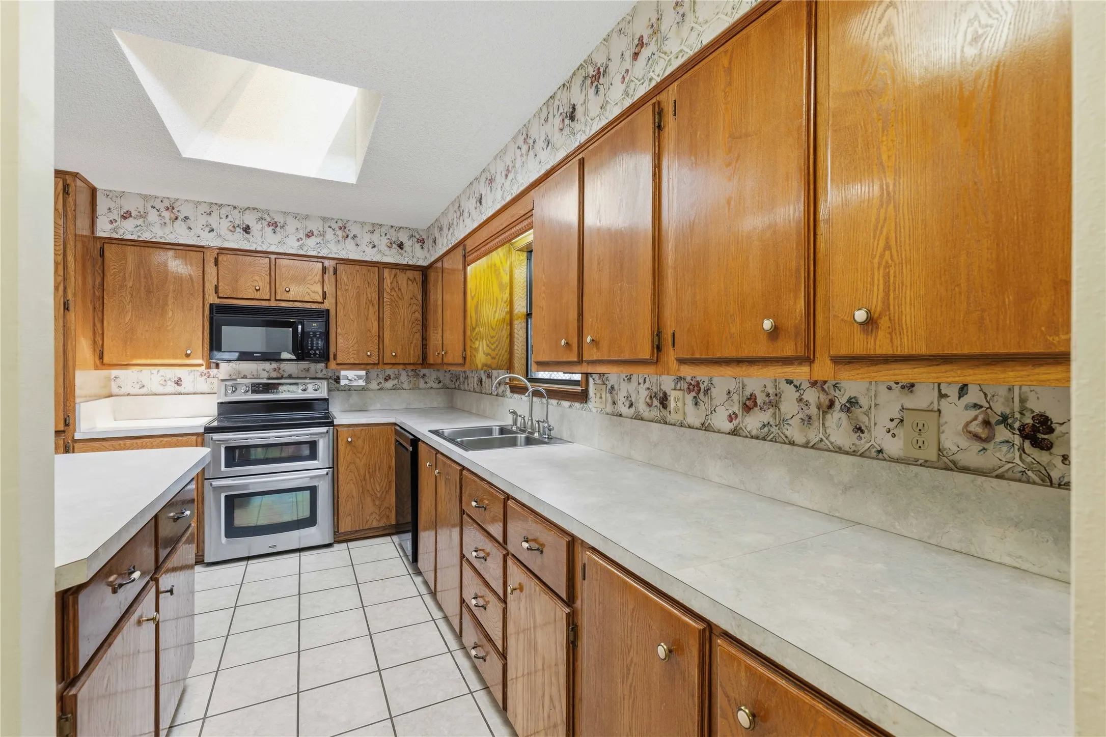 Single Family Residence For Sale in Brown County , 4306 FM 3021, Brownwood, Texas 76801, 5 Bedroom, 3 Bathroom, 2 Garage spaces, 2,549 Sqft, built in 1992, mls#21404785, Real Estate Agent in Brownwood, Homes For Sale in Brown county, Homes For Sale in Brownwood, Realtor in Brownwood Texas, Real Estate Brokerage Independent Realty Texas, Luminita Cordes Realtor