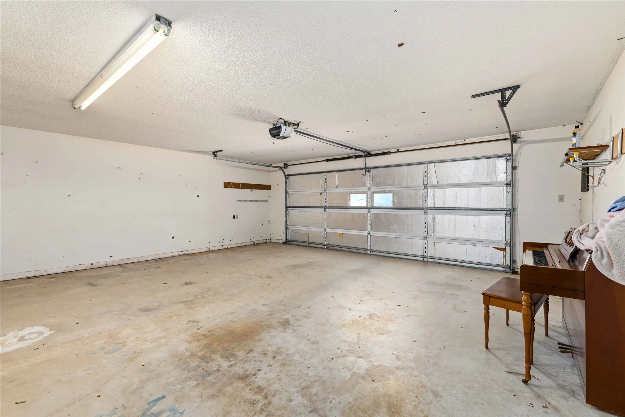 Single Family Residence For Sale in Brown County , 4306 FM 3021, Brownwood, Texas 76801, 5 Bedroom, 3 Bathroom, 2 Garage spaces, 2,549 Sqft, built in 1992, mls#21404785, Real Estate Agent in Brownwood, Homes For Sale in Brown county, Homes For Sale in Brownwood, Realtor in Brownwood Texas, Real Estate Brokerage Independent Realty Texas, Luminita Cordes Realtor