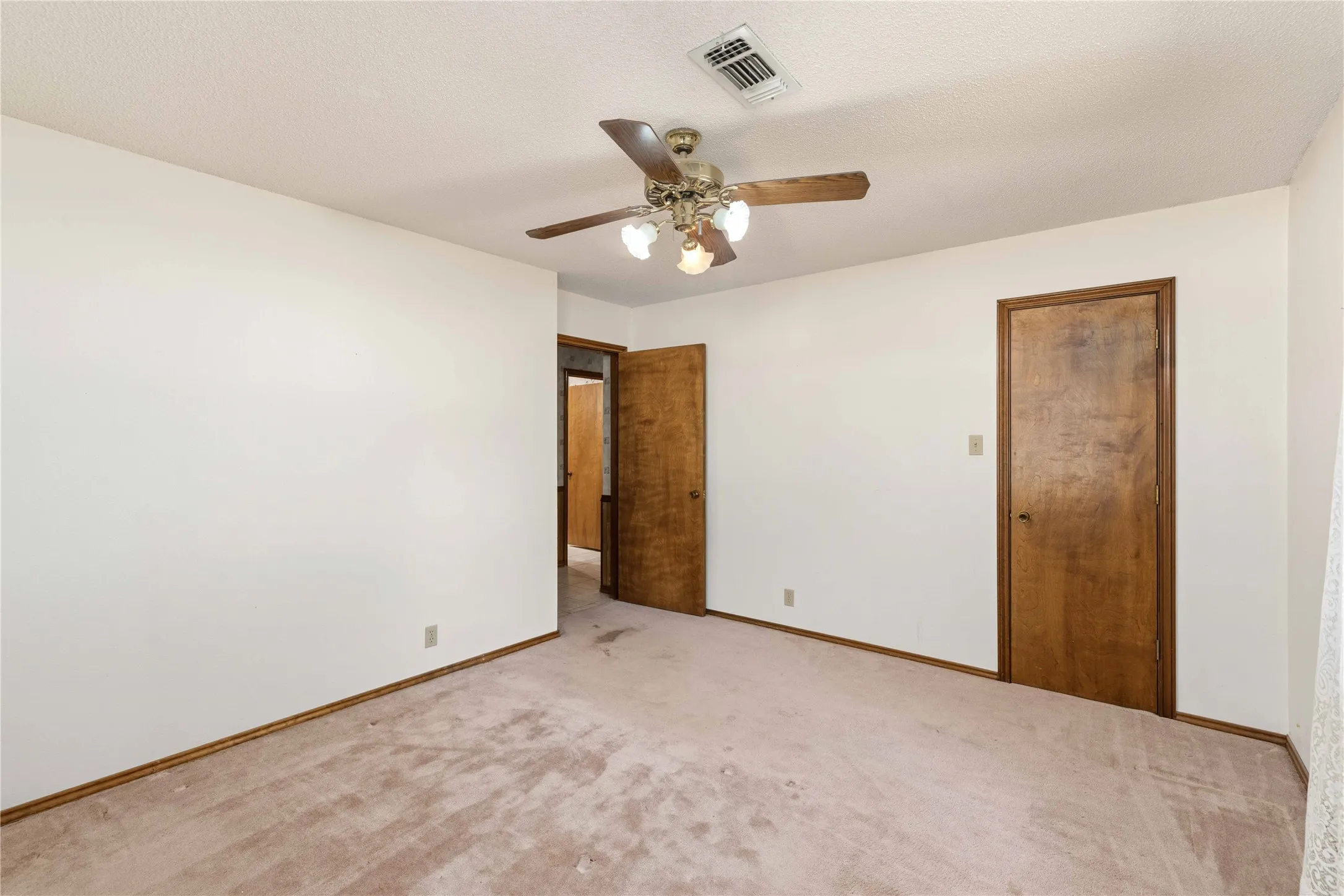 Single Family Residence For Sale in Brown County , 4306 FM 3021, Brownwood, Texas 76801, 5 Bedroom, 3 Bathroom, 2 Garage spaces, 2,549 Sqft, built in 1992, mls#21404785, Real Estate Agent in Brownwood, Homes For Sale in Brown county, Homes For Sale in Brownwood, Realtor in Brownwood Texas, Real Estate Brokerage Independent Realty Texas, Luminita Cordes Realtor