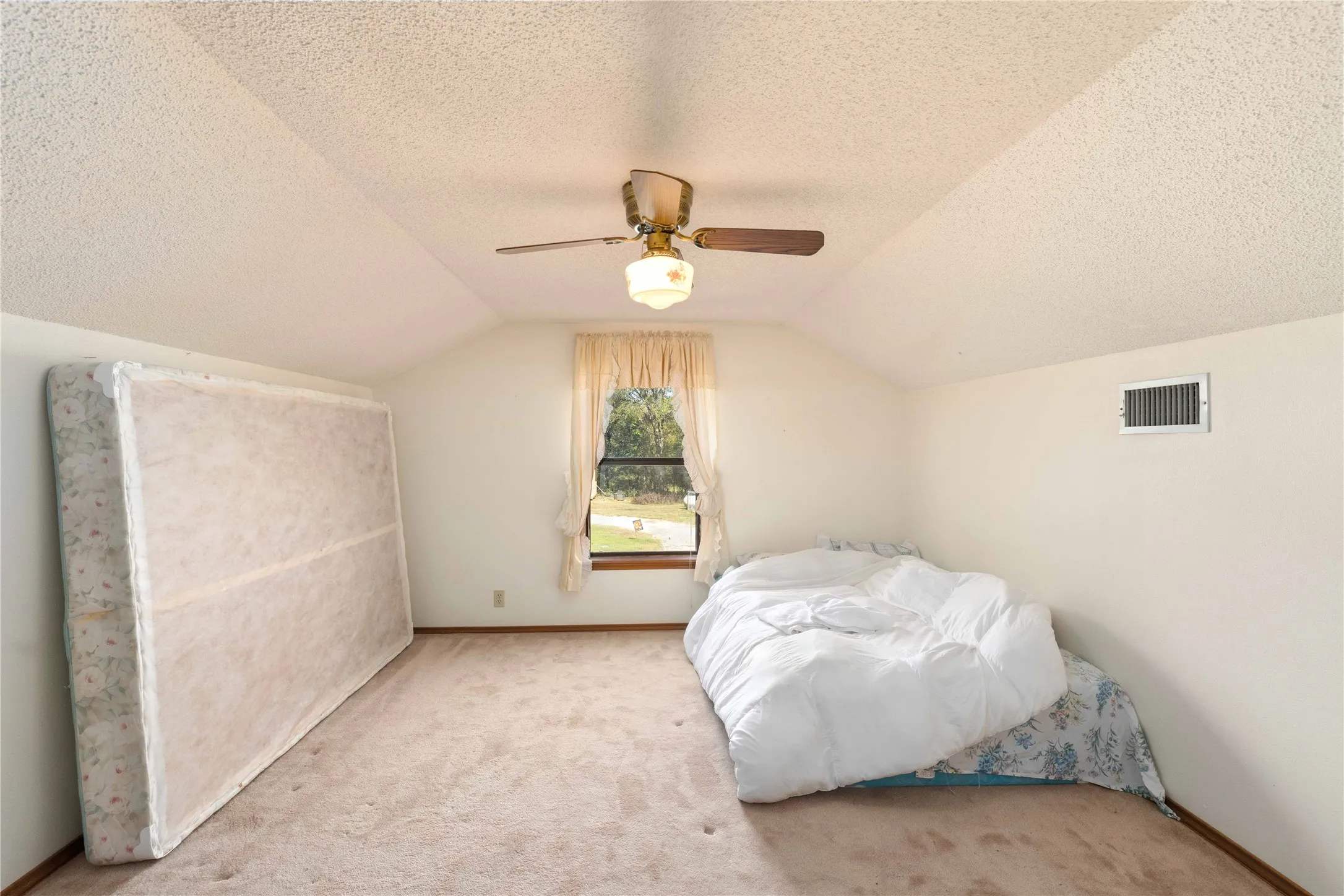 Single Family Residence For Sale in Brown County , 4306 FM 3021, Brownwood, Texas 76801, 5 Bedroom, 3 Bathroom, 2 Garage spaces, 2,549 Sqft, built in 1992, mls#21404785, Real Estate Agent in Brownwood, Homes For Sale in Brown county, Homes For Sale in Brownwood, Realtor in Brownwood Texas, Real Estate Brokerage Independent Realty Texas, Luminita Cordes Realtor