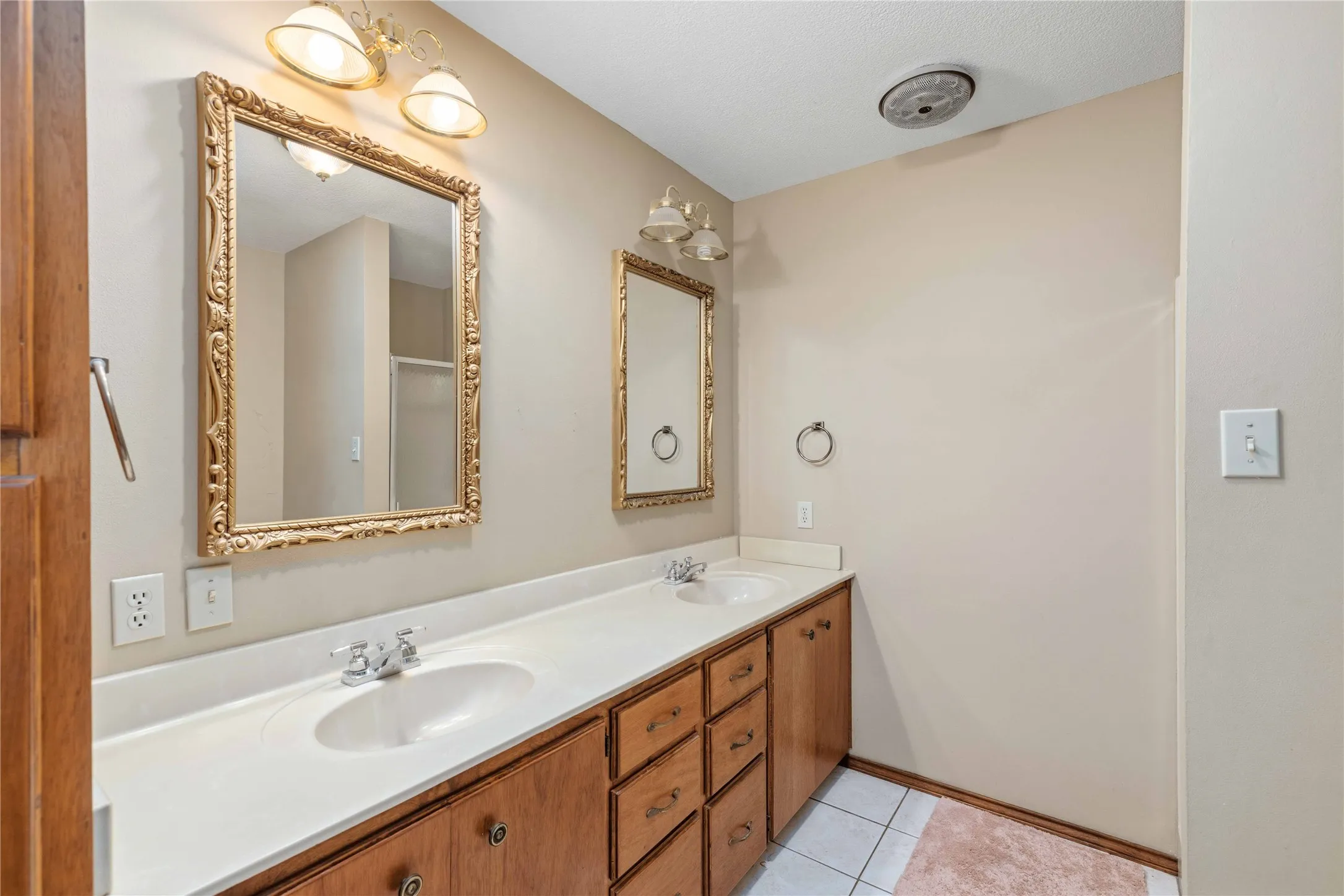 Single Family Residence For Sale in Brown County , 4306 FM 3021, Brownwood, Texas 76801, 5 Bedroom, 3 Bathroom, 2 Garage spaces, 2,549 Sqft, built in 1992, mls#21404785, Real Estate Agent in Brownwood, Homes For Sale in Brown county, Homes For Sale in Brownwood, Realtor in Brownwood Texas, Real Estate Brokerage Independent Realty Texas, Luminita Cordes Realtor