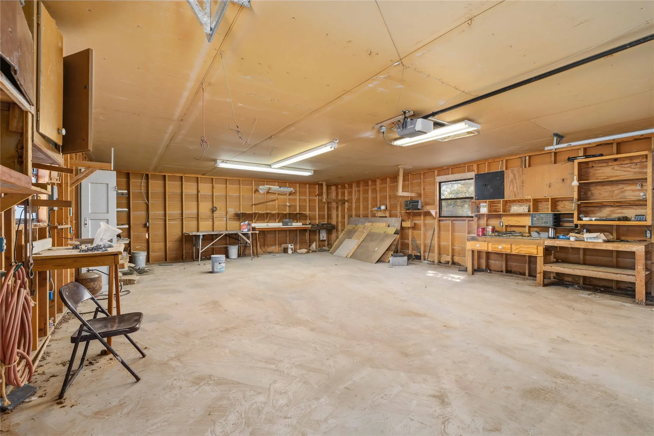 Single Family Residence For Sale in Brown County , 4306 FM 3021, Brownwood, Texas 76801, 5 Bedroom, 3 Bathroom, 2 Garage spaces, 2,549 Sqft, built in 1992, mls#21404785, Real Estate Agent in Brownwood, Homes For Sale in Brown county, Homes For Sale in Brownwood, Realtor in Brownwood Texas, Real Estate Brokerage Independent Realty Texas, Luminita Cordes Realtor