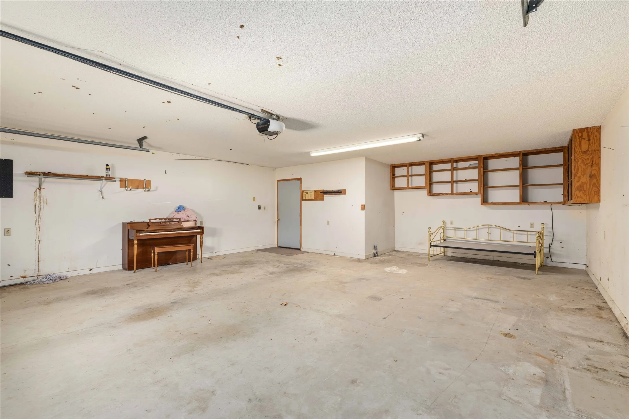 Single Family Residence For Sale in Brown County , 4306 FM 3021, Brownwood, Texas 76801, 5 Bedroom, 3 Bathroom, 2 Garage spaces, 2,549 Sqft, built in 1992, mls#21404785, Real Estate Agent in Brownwood, Homes For Sale in Brown county, Homes For Sale in Brownwood, Realtor in Brownwood Texas, Real Estate Brokerage Independent Realty Texas, Luminita Cordes Realtor