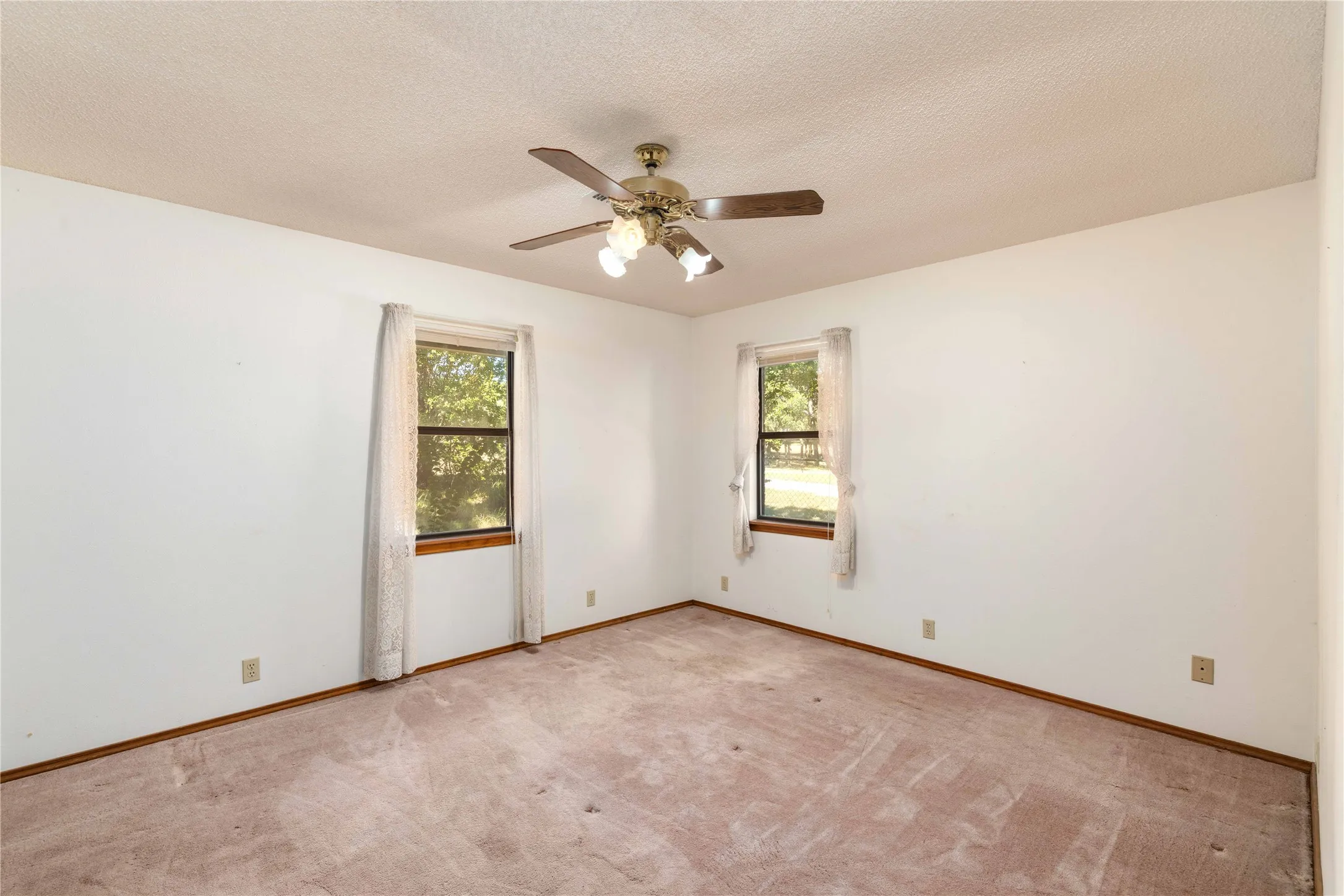Single Family Residence For Sale in Brown County , 4306 FM 3021, Brownwood, Texas 76801, 5 Bedroom, 3 Bathroom, 2 Garage spaces, 2,549 Sqft, built in 1992, mls#21404785, Real Estate Agent in Brownwood, Homes For Sale in Brown county, Homes For Sale in Brownwood, Realtor in Brownwood Texas, Real Estate Brokerage Independent Realty Texas, Luminita Cordes Realtor