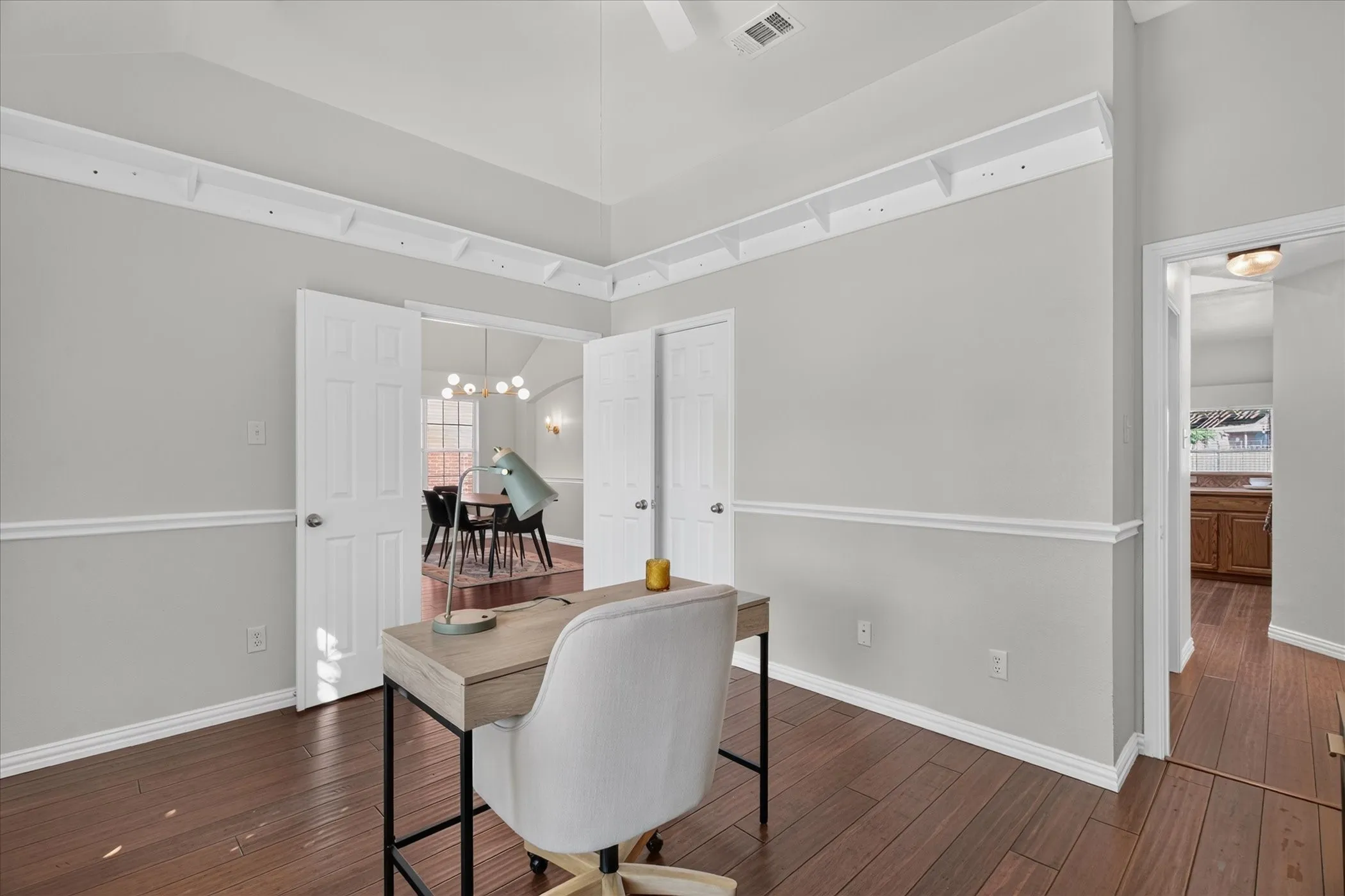 Single Family Residence For Sale in Tarrant County , 815 Hickory Street, Burleson, Texas 76028, 4 Bedroom, 2 Bathroom, 2 Garage spaces, 2,129 Sqft, built in 2004, mls#21406999, Real Estate Agent in Burleson, Homes For Sale in Tarrant county, Homes For Sale in Burleson, Realtor in Burleson Texas, Real Estate Brokerage Independent Realty Texas, Luminita Cordes Realtor