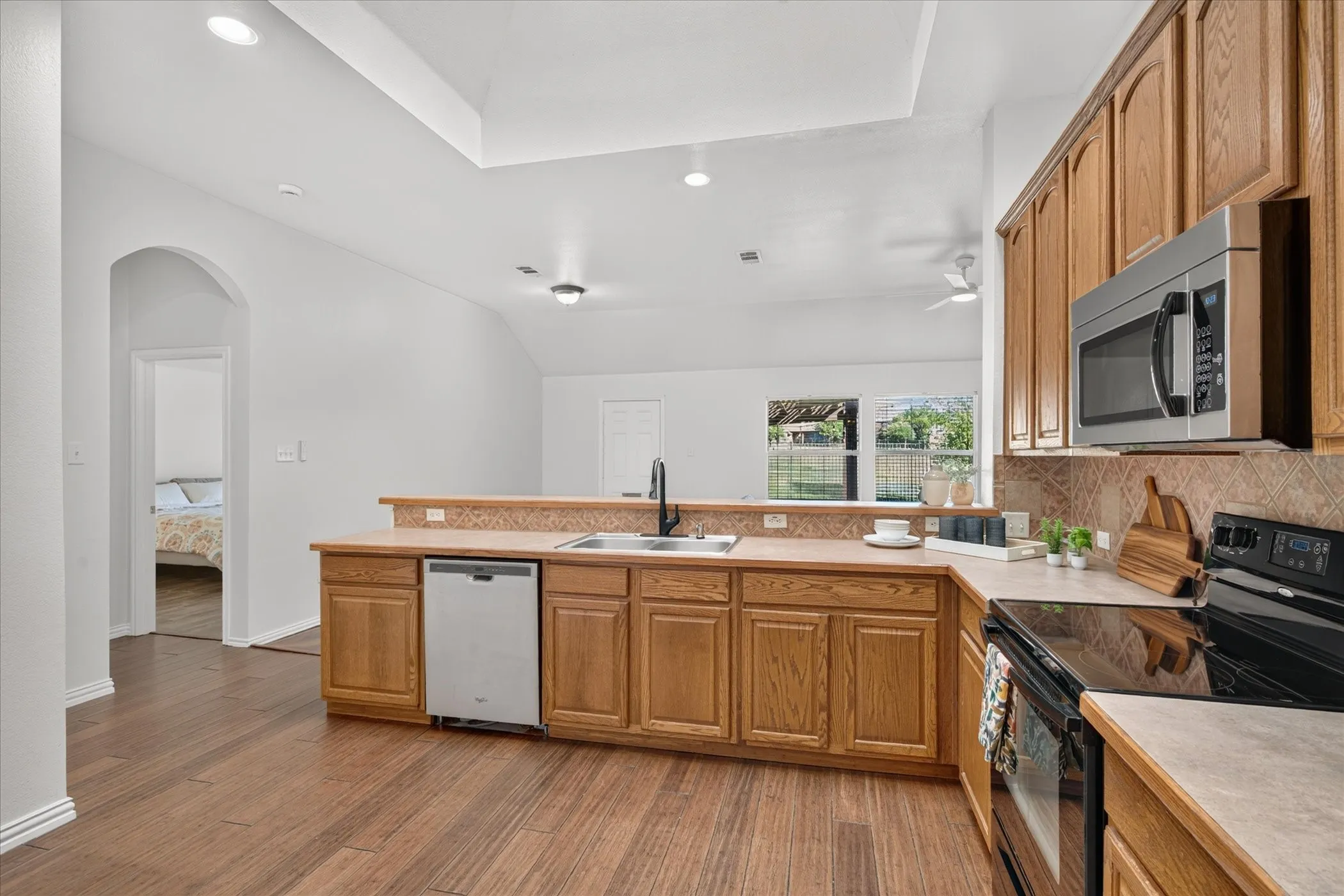 Single Family Residence For Sale in Tarrant County , 815 Hickory Street, Burleson, Texas 76028, 4 Bedroom, 2 Bathroom, 2 Garage spaces, 2,129 Sqft, built in 2004, mls#21406999, Real Estate Agent in Burleson, Homes For Sale in Tarrant county, Homes For Sale in Burleson, Realtor in Burleson Texas, Real Estate Brokerage Independent Realty Texas, Luminita Cordes Realtor