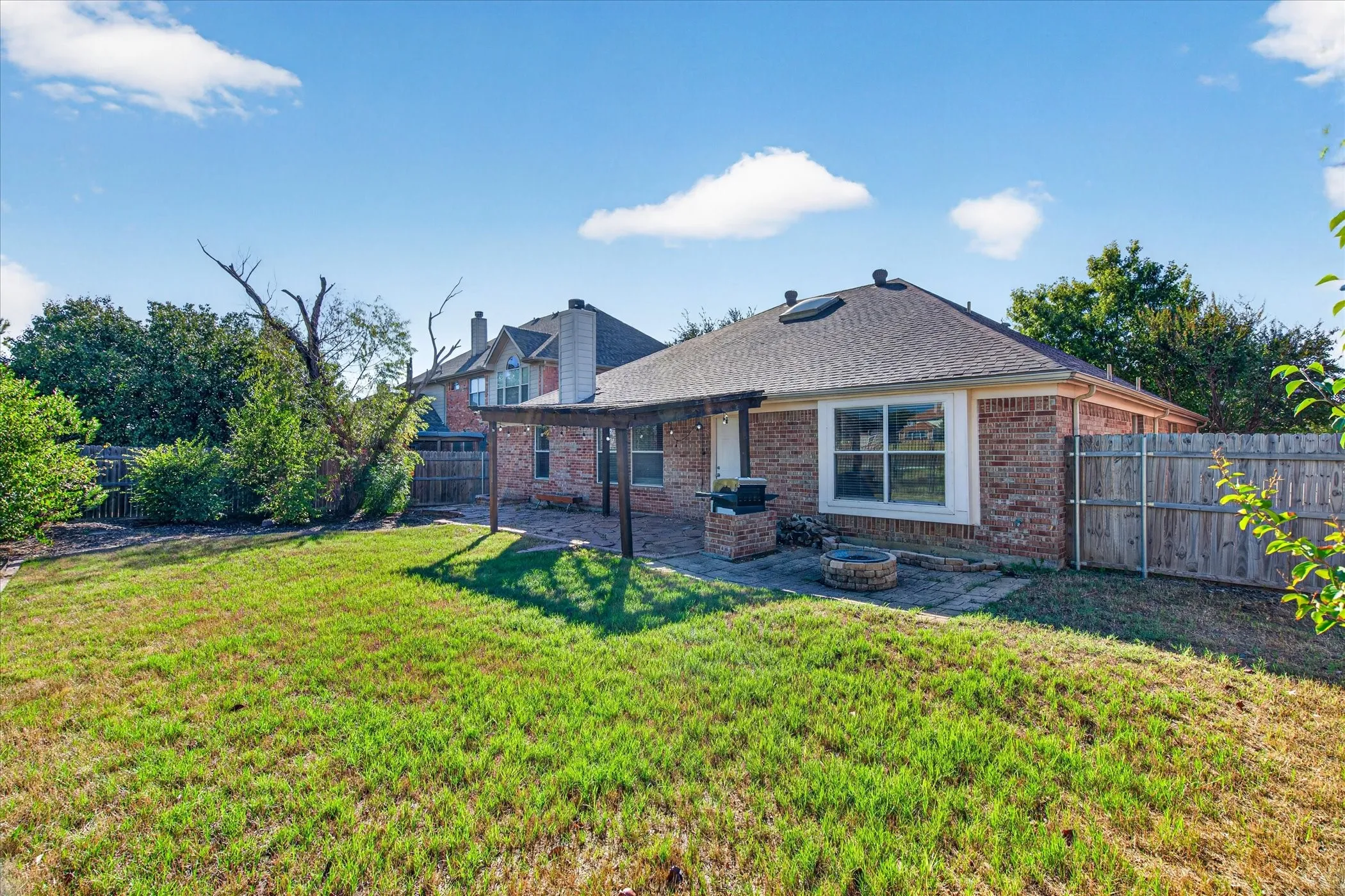 Single Family Residence For Sale in Tarrant County , 815 Hickory Street, Burleson, Texas 76028, 4 Bedroom, 2 Bathroom, 2 Garage spaces, 2,129 Sqft, built in 2004, mls#21406999, Real Estate Agent in Burleson, Homes For Sale in Tarrant county, Homes For Sale in Burleson, Realtor in Burleson Texas, Real Estate Brokerage Independent Realty Texas, Luminita Cordes Realtor