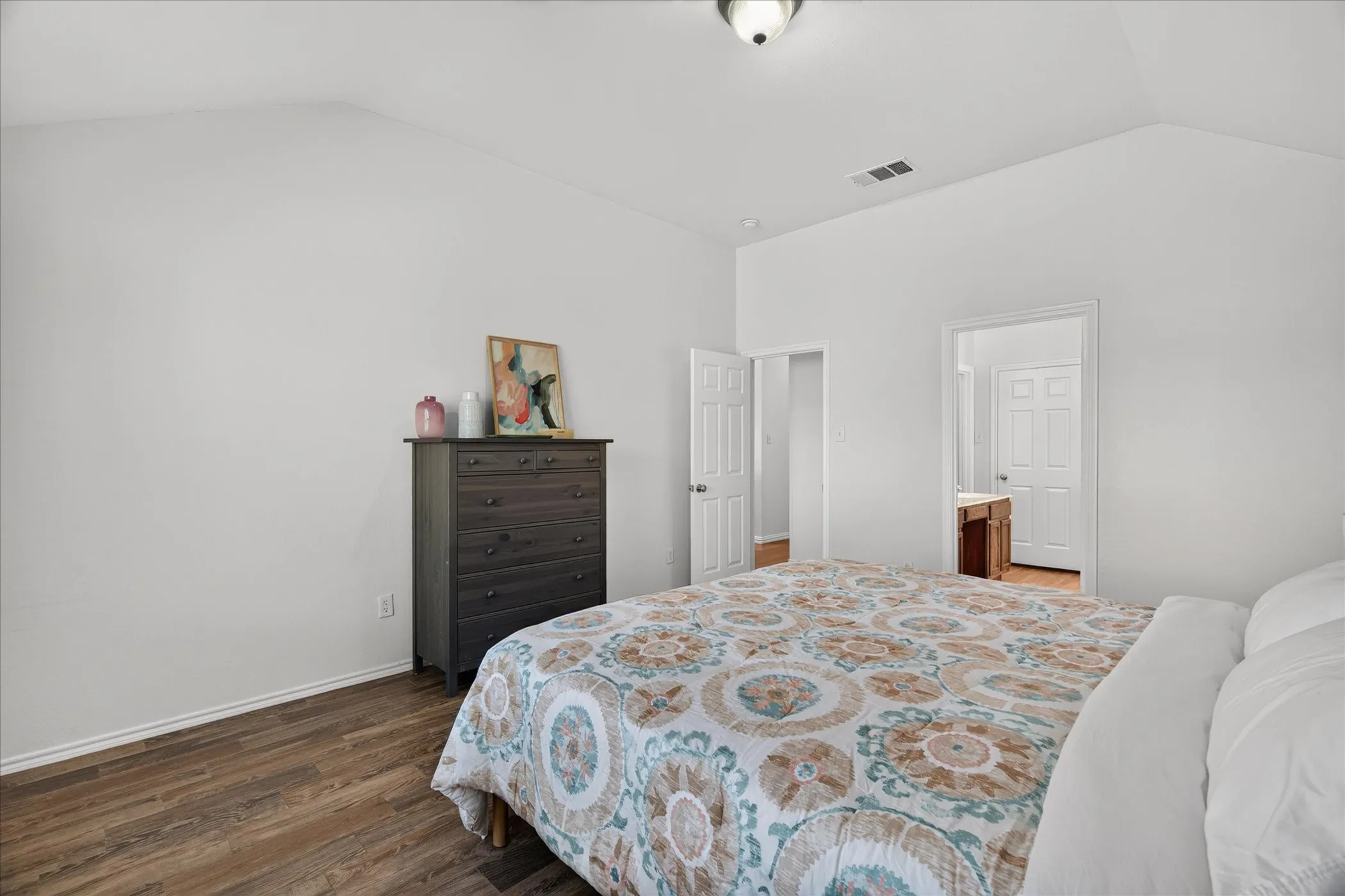 Single Family Residence For Sale in Tarrant County , 815 Hickory Street, Burleson, Texas 76028, 4 Bedroom, 2 Bathroom, 2 Garage spaces, 2,129 Sqft, built in 2004, mls#21406999, Real Estate Agent in Burleson, Homes For Sale in Tarrant county, Homes For Sale in Burleson, Realtor in Burleson Texas, Real Estate Brokerage Independent Realty Texas, Luminita Cordes Realtor