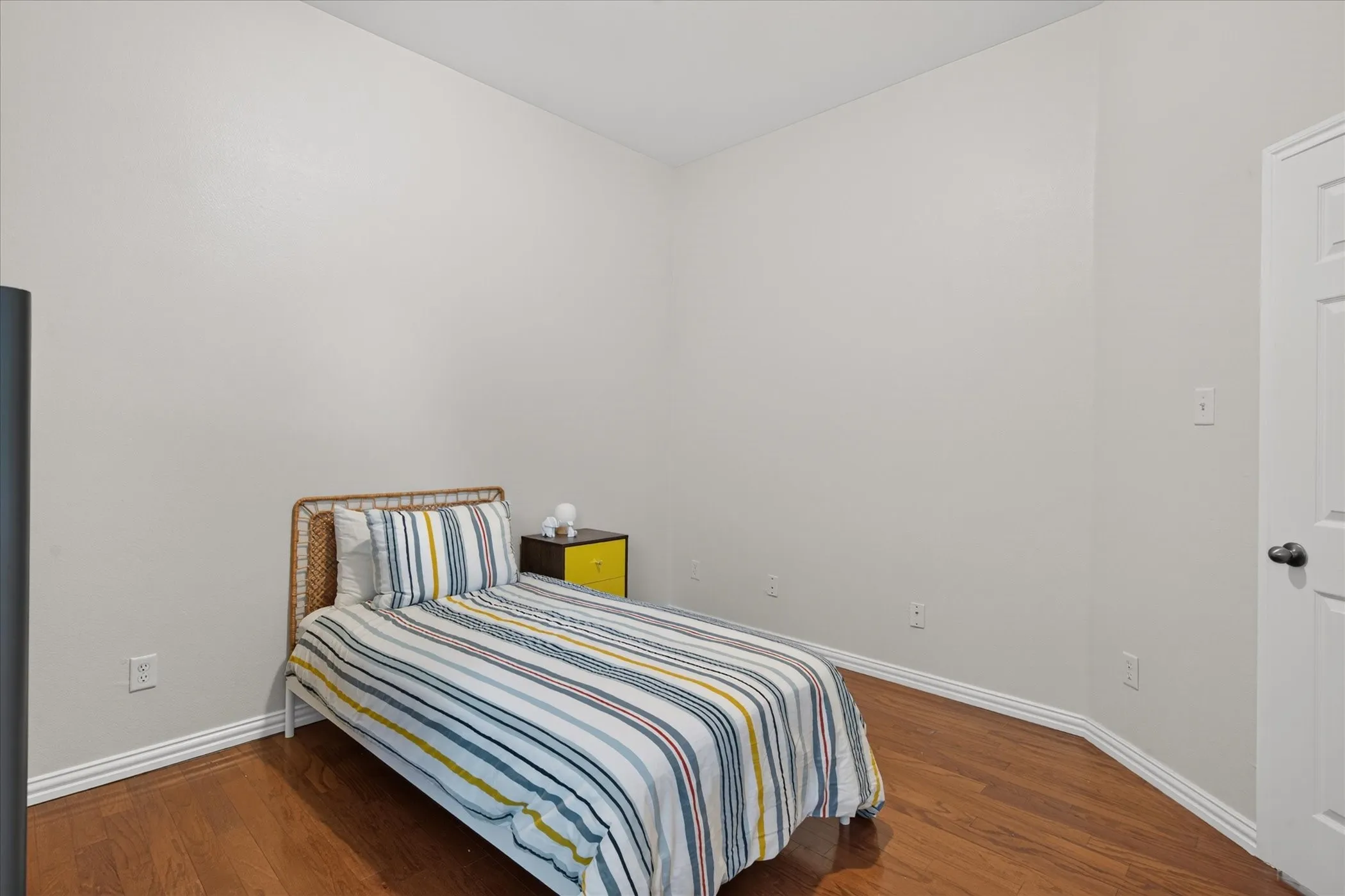 Single Family Residence For Sale in Tarrant County , 815 Hickory Street, Burleson, Texas 76028, 4 Bedroom, 2 Bathroom, 2 Garage spaces, 2,129 Sqft, built in 2004, mls#21406999, Real Estate Agent in Burleson, Homes For Sale in Tarrant county, Homes For Sale in Burleson, Realtor in Burleson Texas, Real Estate Brokerage Independent Realty Texas, Luminita Cordes Realtor