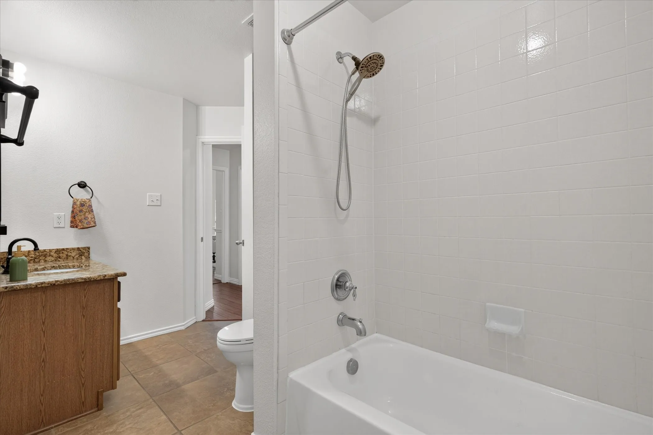 Single Family Residence For Sale in Tarrant County , 815 Hickory Street, Burleson, Texas 76028, 4 Bedroom, 2 Bathroom, 2 Garage spaces, 2,129 Sqft, built in 2004, mls#21406999, Real Estate Agent in Burleson, Homes For Sale in Tarrant county, Homes For Sale in Burleson, Realtor in Burleson Texas, Real Estate Brokerage Independent Realty Texas, Luminita Cordes Realtor