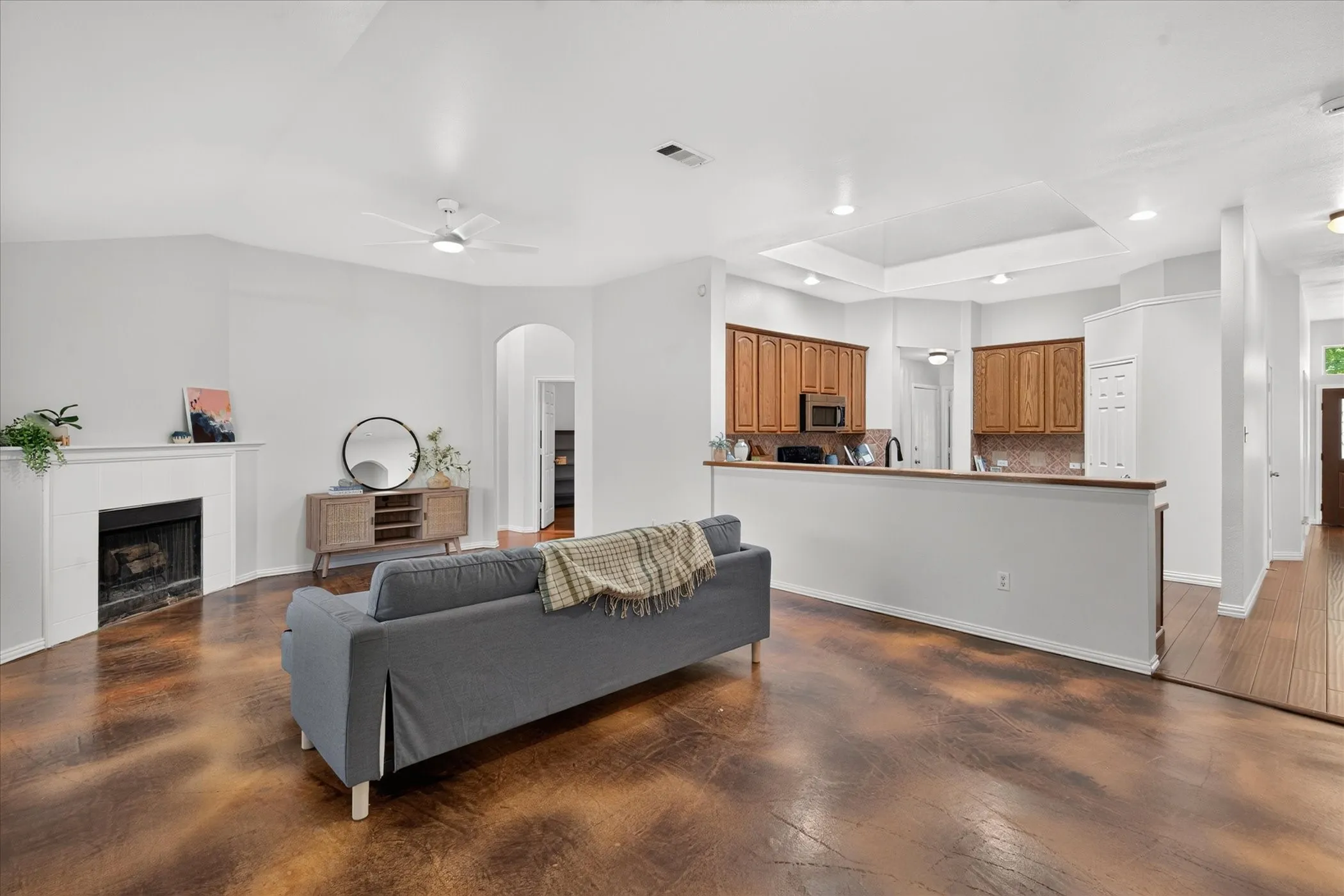 Single Family Residence For Sale in Tarrant County , 815 Hickory Street, Burleson, Texas 76028, 4 Bedroom, 2 Bathroom, 2 Garage spaces, 2,129 Sqft, built in 2004, mls#21406999, Real Estate Agent in Burleson, Homes For Sale in Tarrant county, Homes For Sale in Burleson, Realtor in Burleson Texas, Real Estate Brokerage Independent Realty Texas, Luminita Cordes Realtor