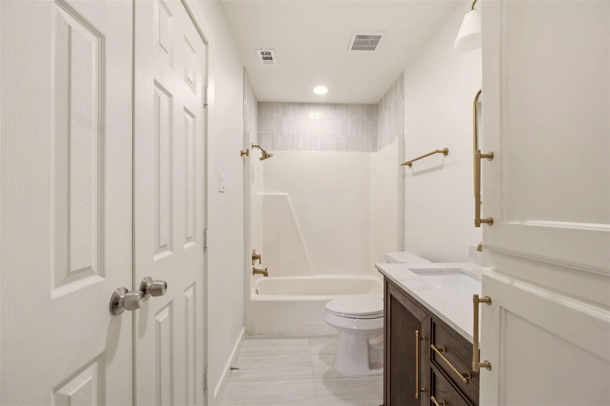 Apartment For Rent in Tarrant County , 908 Isbell Road B, Fort Worth, Texas 76114, 2 Bedroom, 2 Bathroom, Garage spaces, 920 Sqft, built in 1983, mls#21402202, Real Estate Agent in Fort Worth, Homes For Rent in Tarrant county, Homes For Rent in Fort Worth, Realtor in Fort Worth Texas, Real Estate Brokerage Independent Realty Texas, Luminita Cordes Realtor