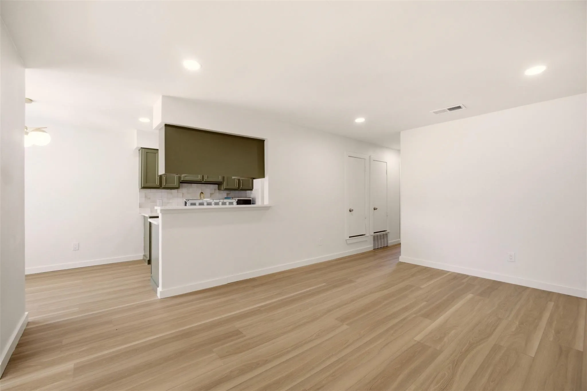 Apartment For Rent in Tarrant County , 908 Isbell Road B, Fort Worth, Texas 76114, 2 Bedroom, 2 Bathroom, Garage spaces, 920 Sqft, built in 1983, mls#21402202, Real Estate Agent in Fort Worth, Homes For Rent in Tarrant county, Homes For Rent in Fort Worth, Realtor in Fort Worth Texas, Real Estate Brokerage Independent Realty Texas, Luminita Cordes Realtor