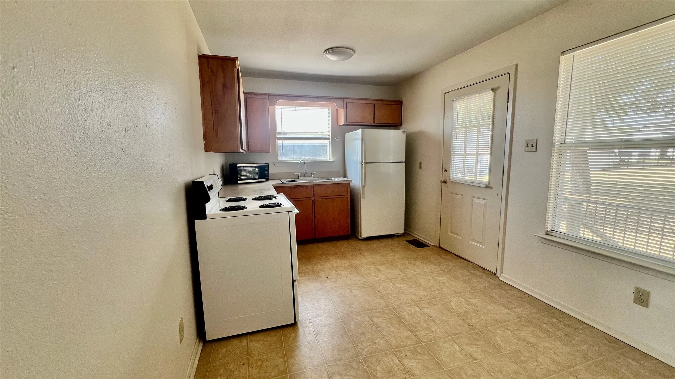 Single Family Residence For Rent in Parker County , 115 N Denton Street, Weatherford, Texas 76086, 1 Bedroom, 1 Bathroom, Garage spaces, 955 Sqft, built in 1965, mls#21407005, Real Estate Agent in Weatherford, Homes For Rent in Parker county, Homes For Rent in Weatherford, Realtor in Weatherford Texas, Real Estate Brokerage Independent Realty Texas, Luminita Cordes Realtor